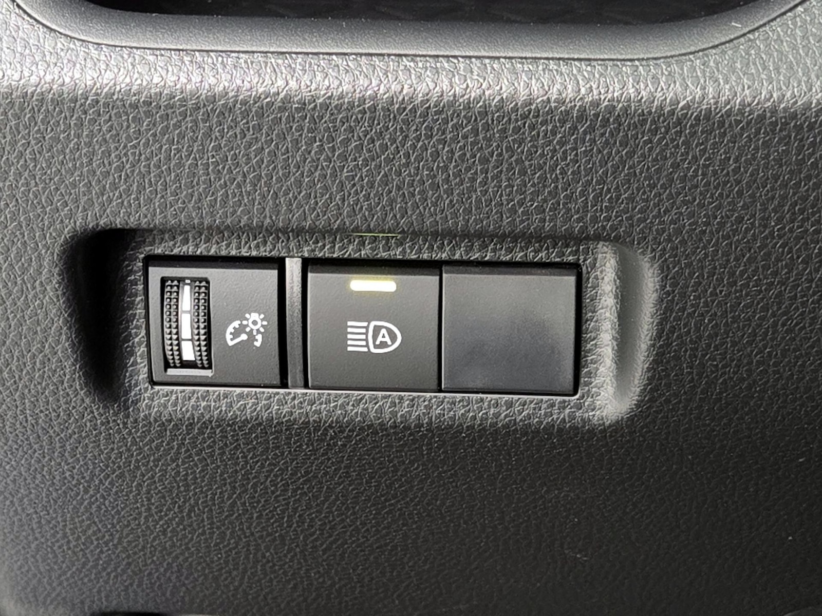 2025 Toyota RAV4 XLE - Photo 14