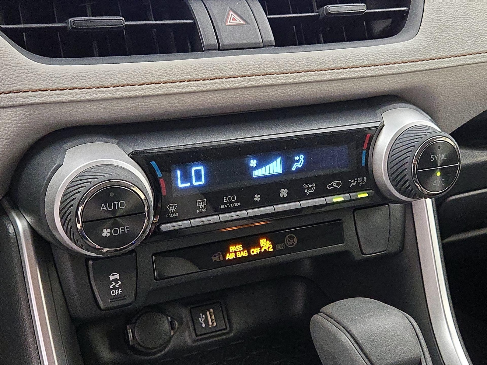 2025 Toyota RAV4 XLE - Photo 17