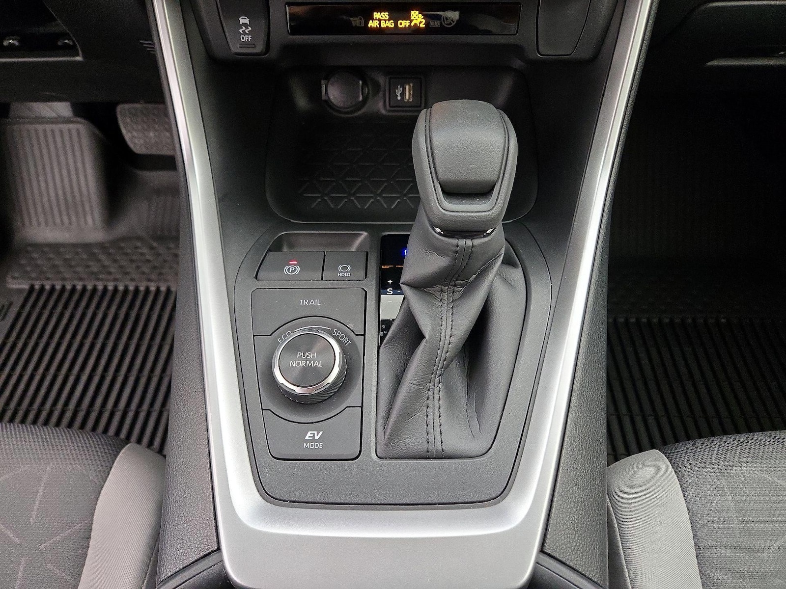 2025 Toyota RAV4 XLE - Photo 18