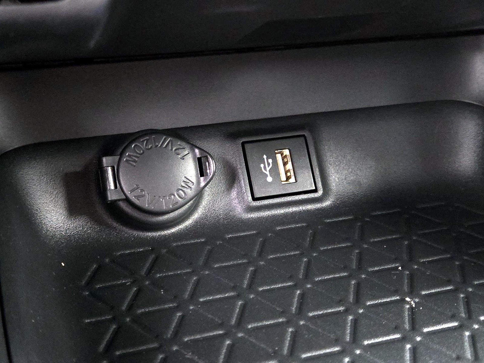 2025 Toyota RAV4 XLE - Photo 19