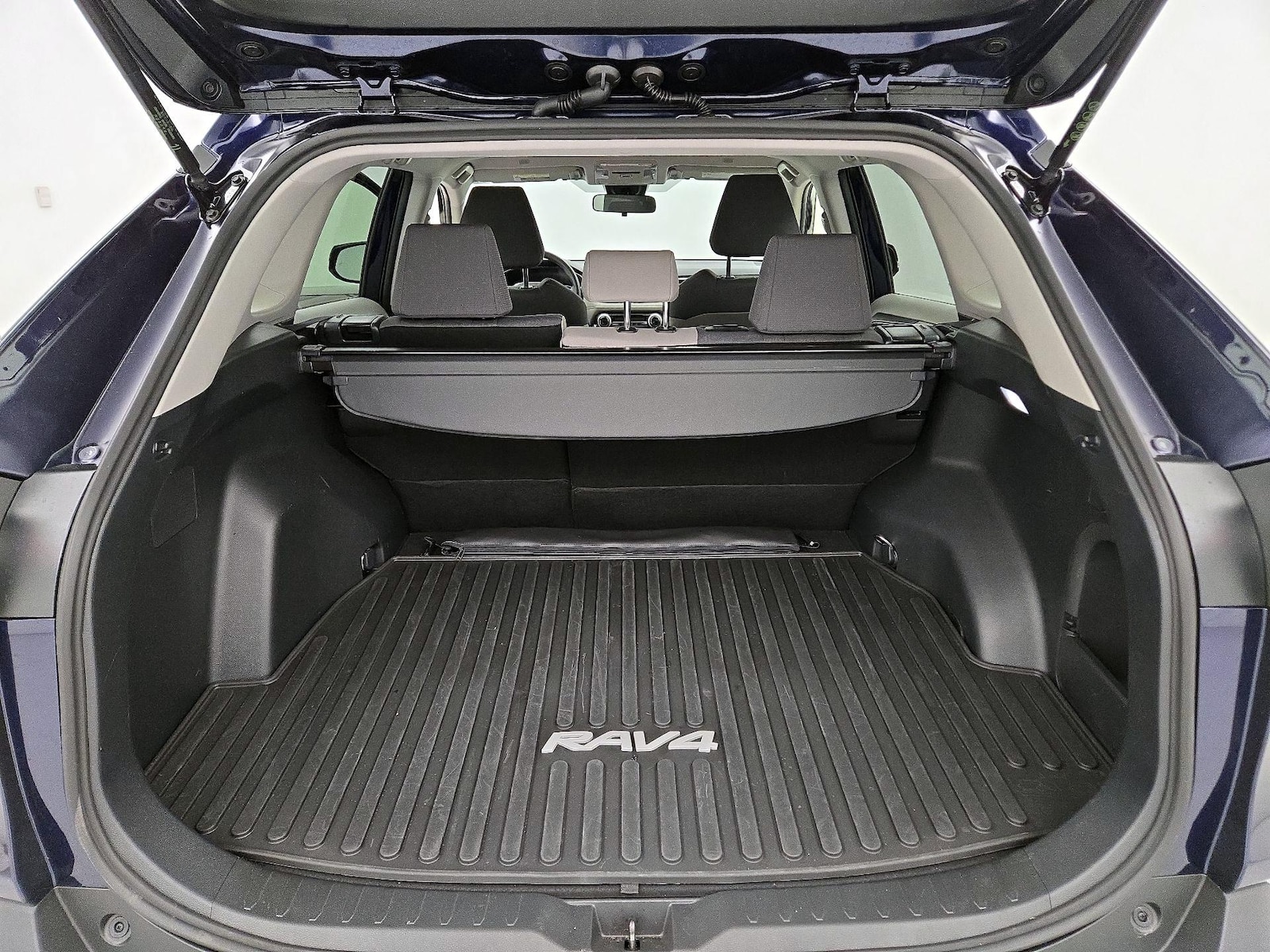 2025 Toyota RAV4 XLE - Photo 21