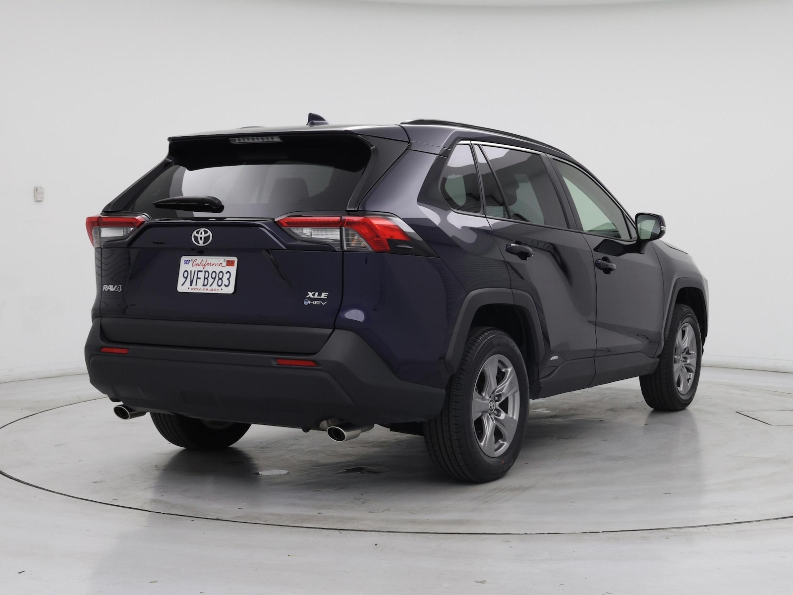 2025 Toyota RAV4 XLE - Photo 9
