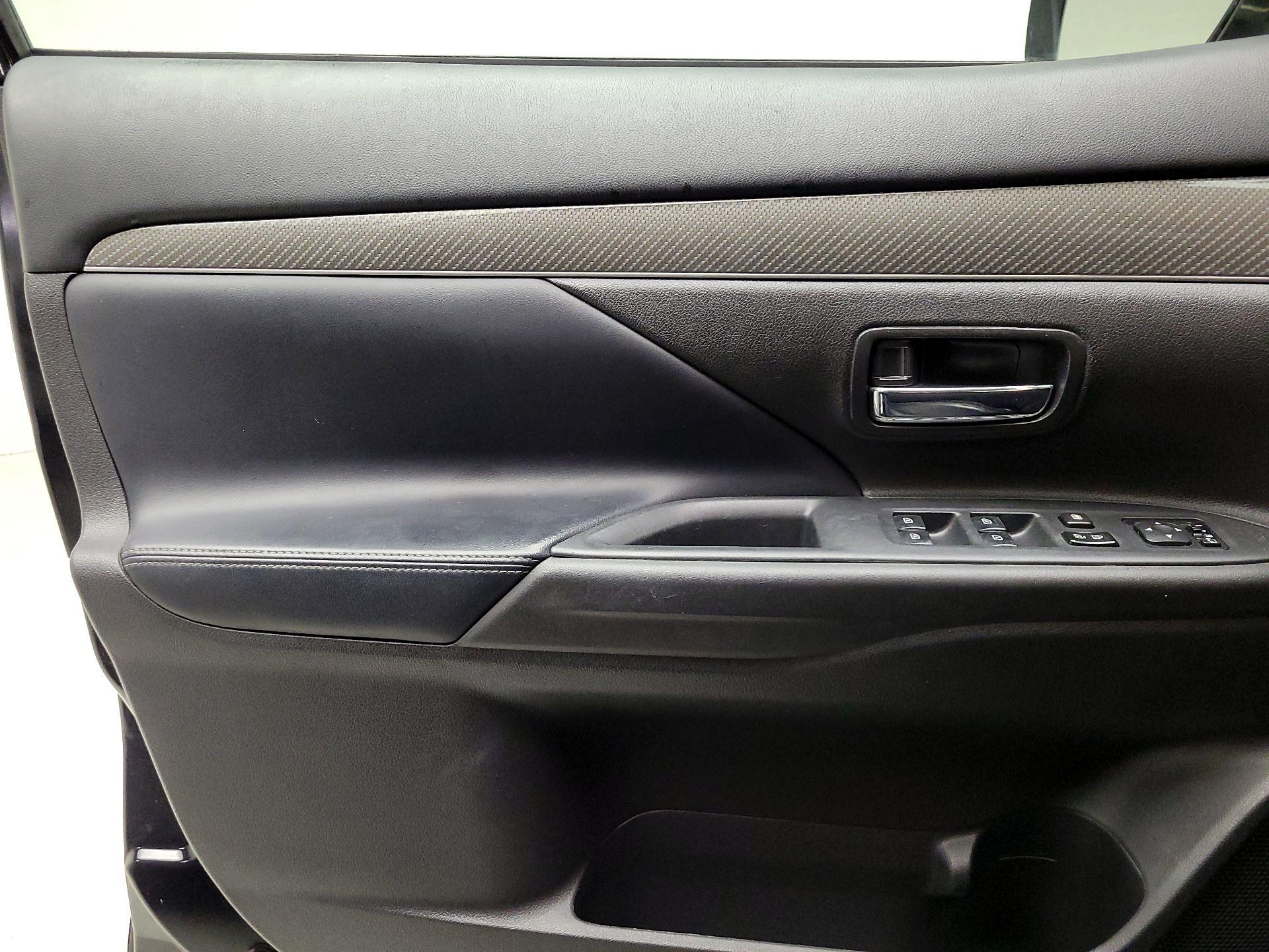 Thumbnail: 2019 Mitsubishi Outlander - 10
