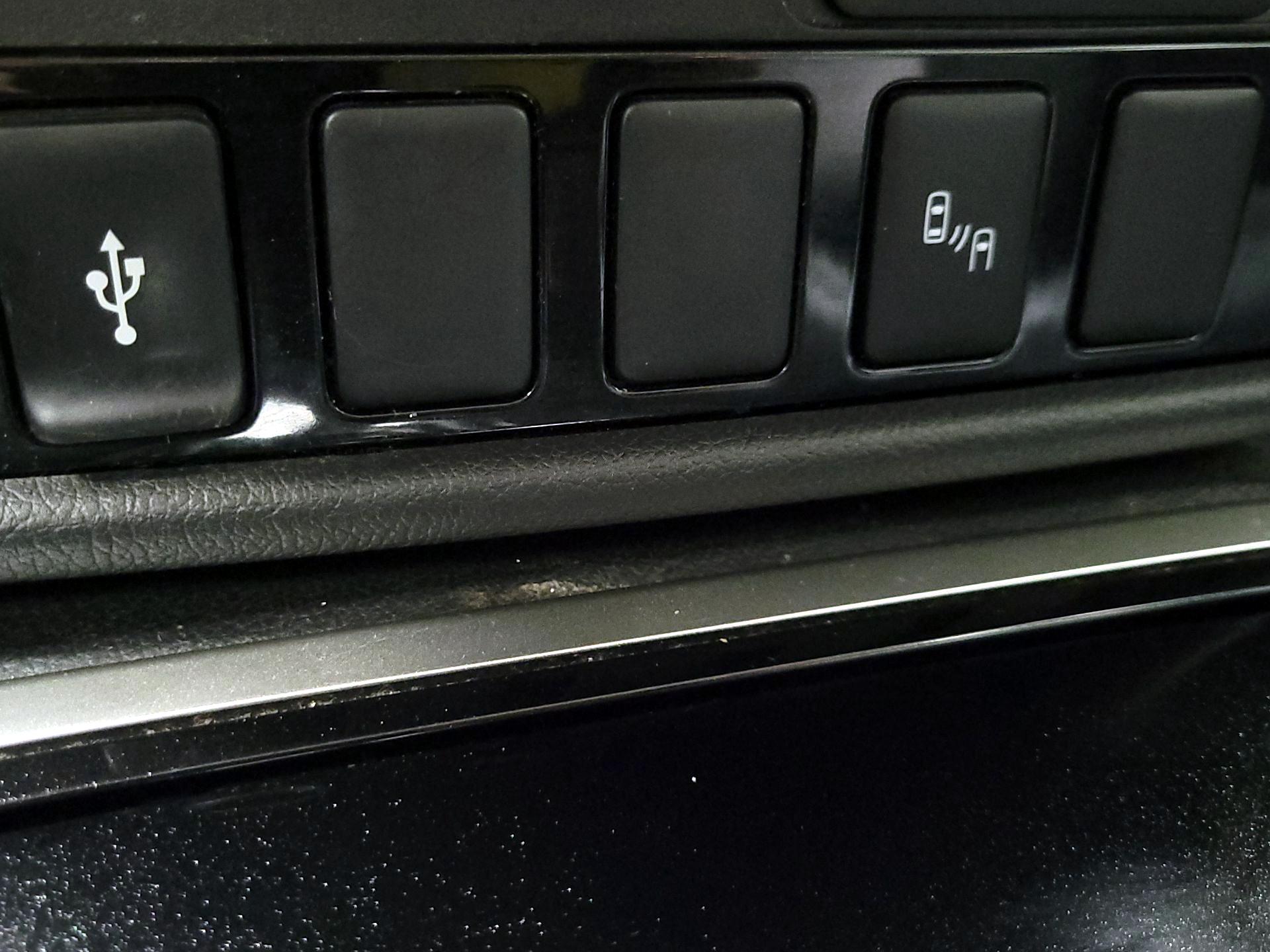 Thumbnail: 2019 Mitsubishi Outlander - 16