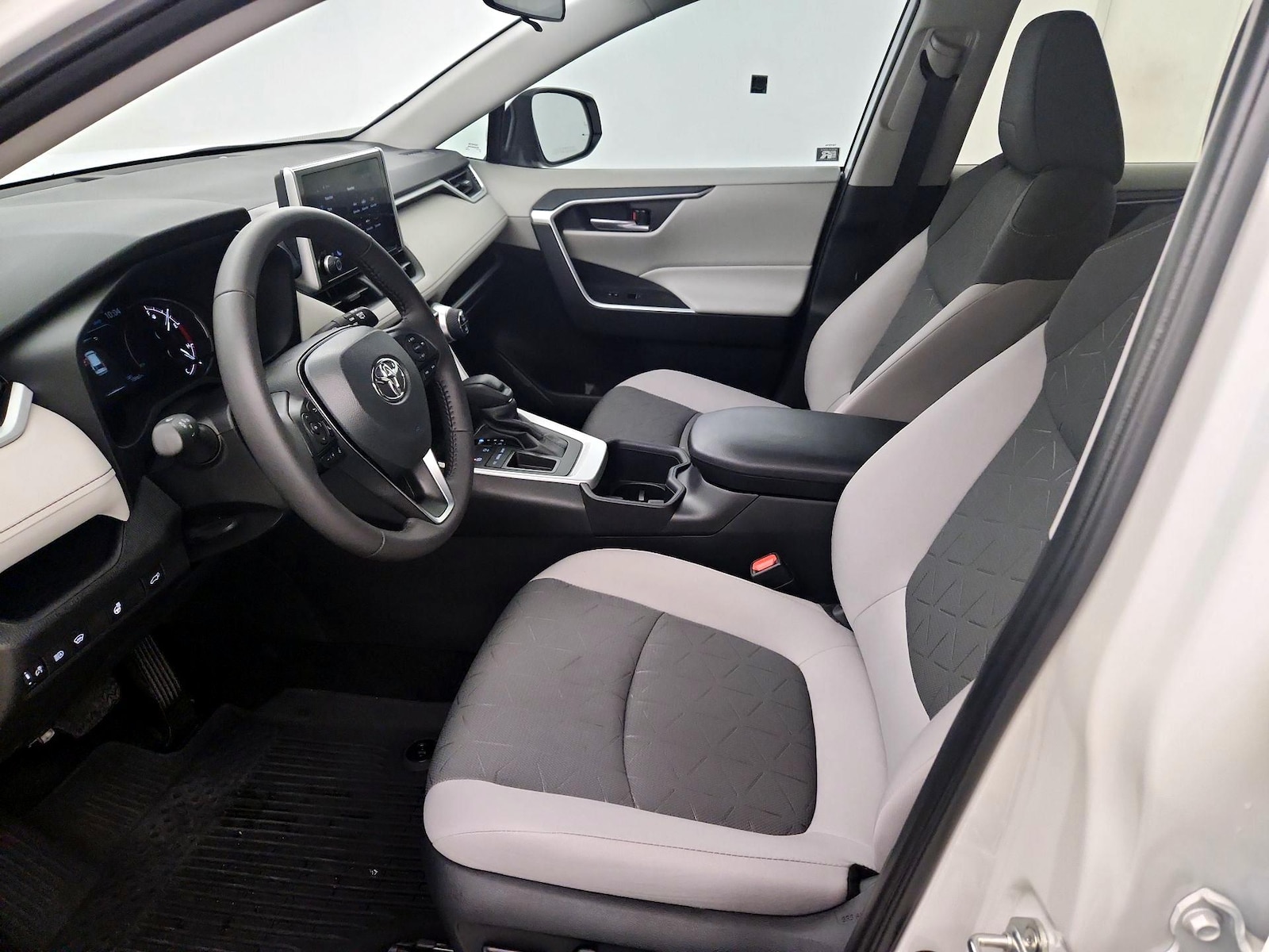 2025 Toyota RAV4 XLE - Photo 12