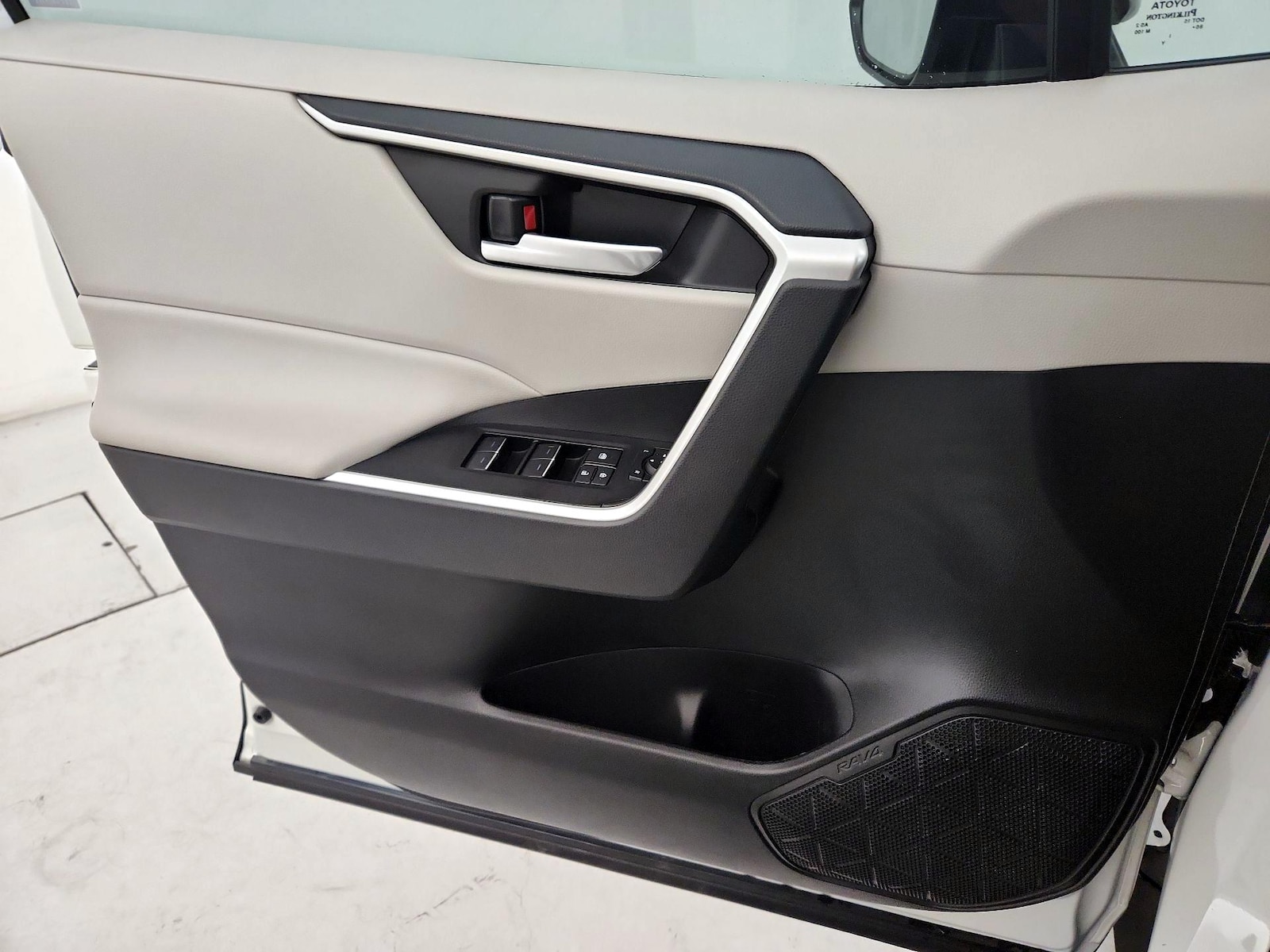 2025 Toyota RAV4 XLE - Photo 13
