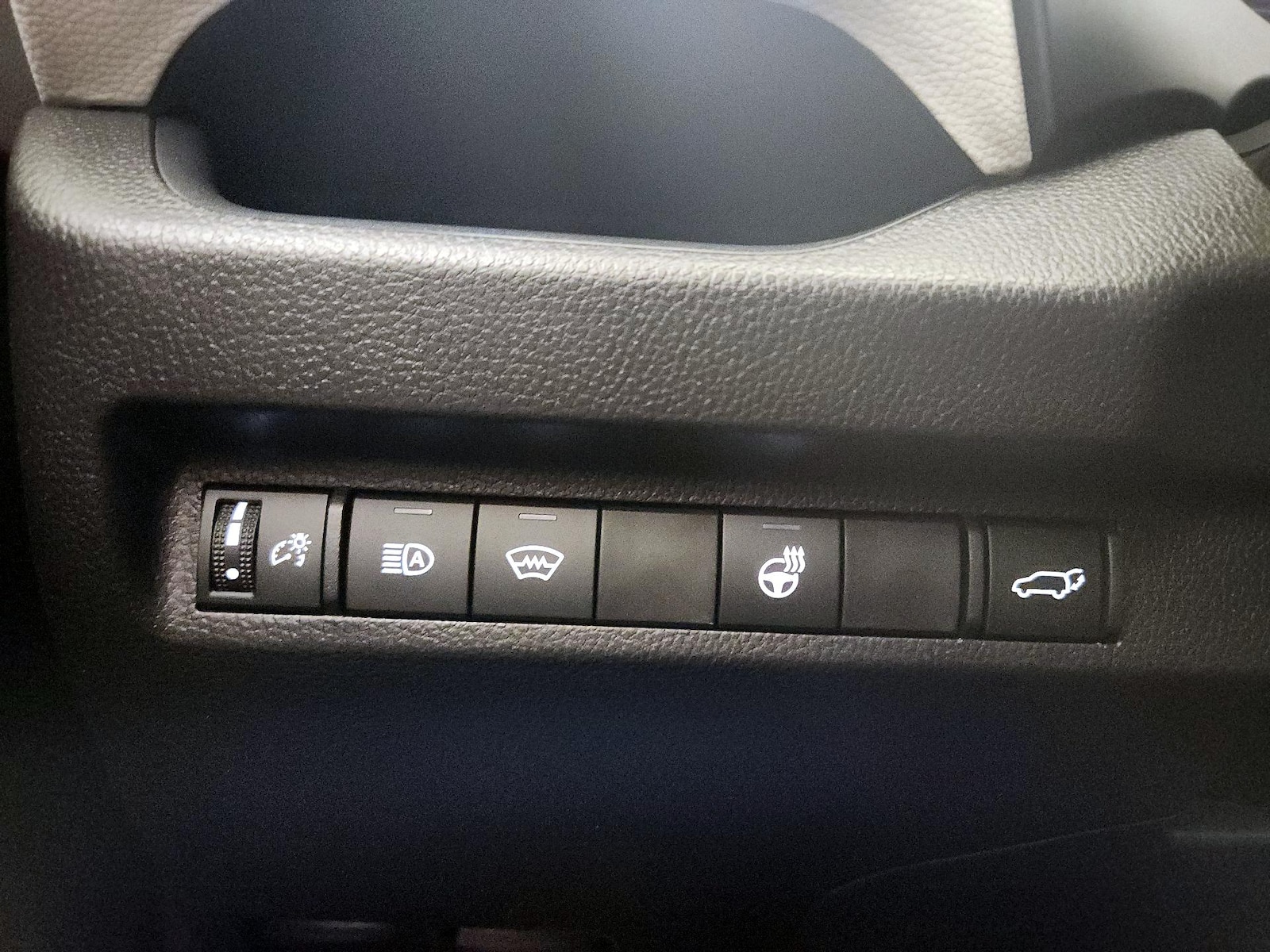 2025 Toyota RAV4 XLE - Photo 14