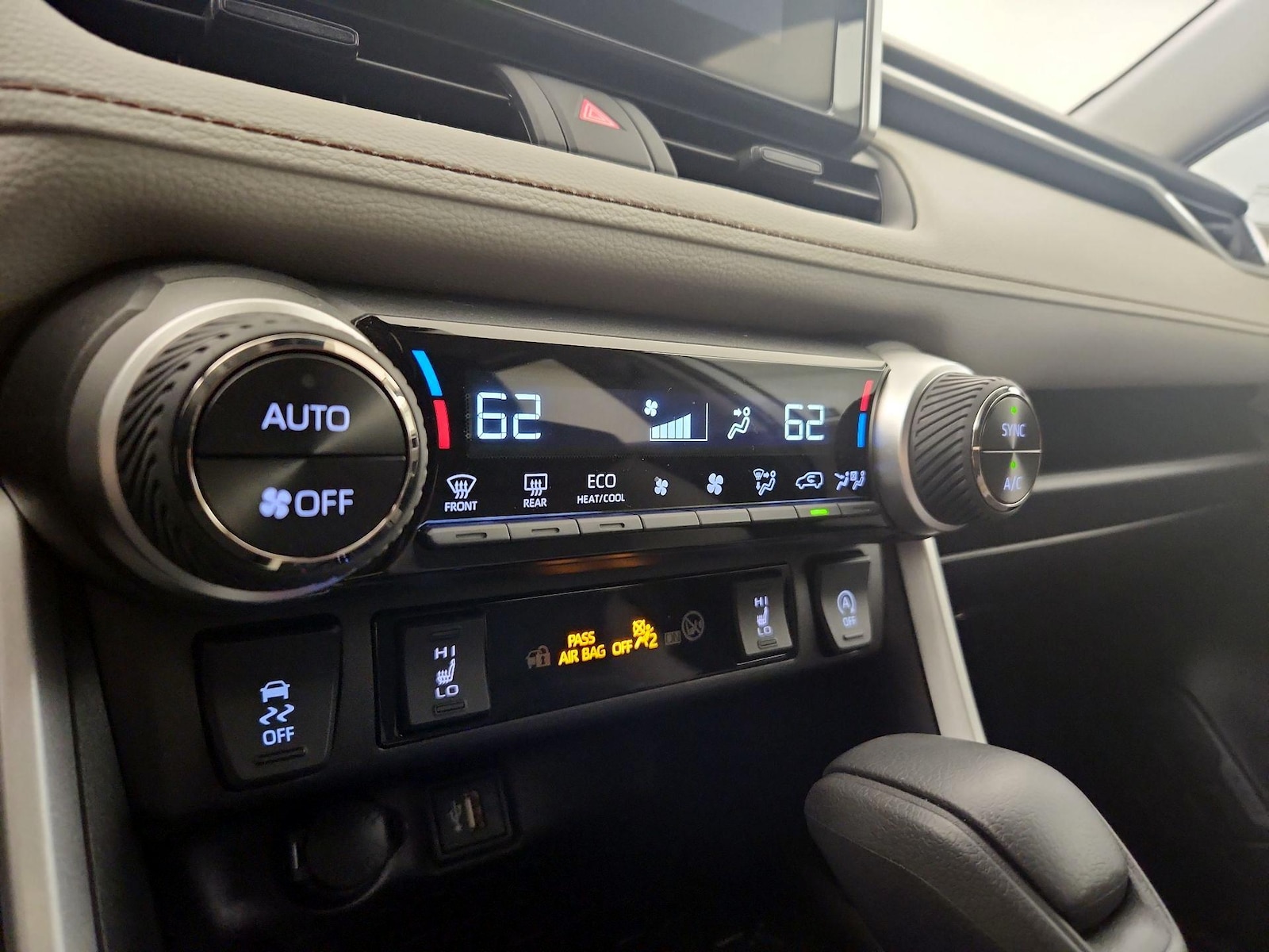 2025 Toyota RAV4 XLE - Photo 17