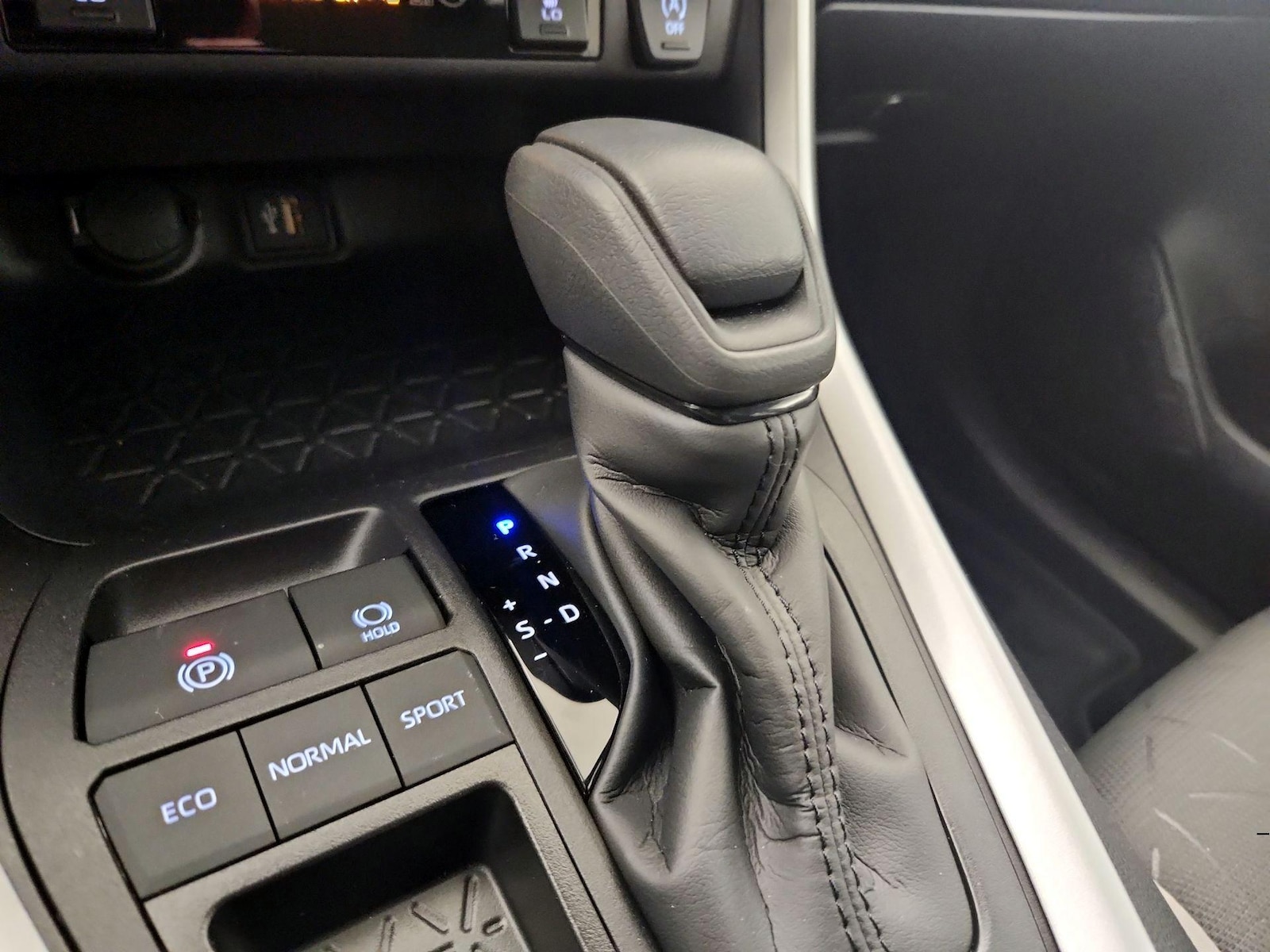 2025 Toyota RAV4 XLE - Photo 18