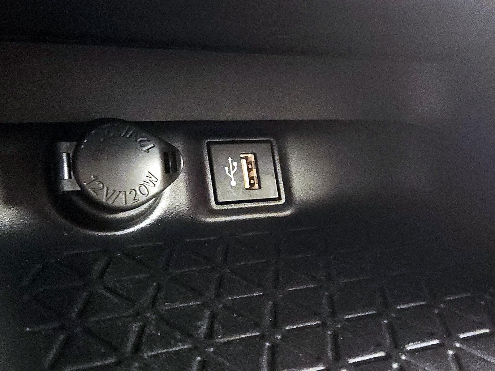 2025 Toyota RAV4 XLE - Photo 19