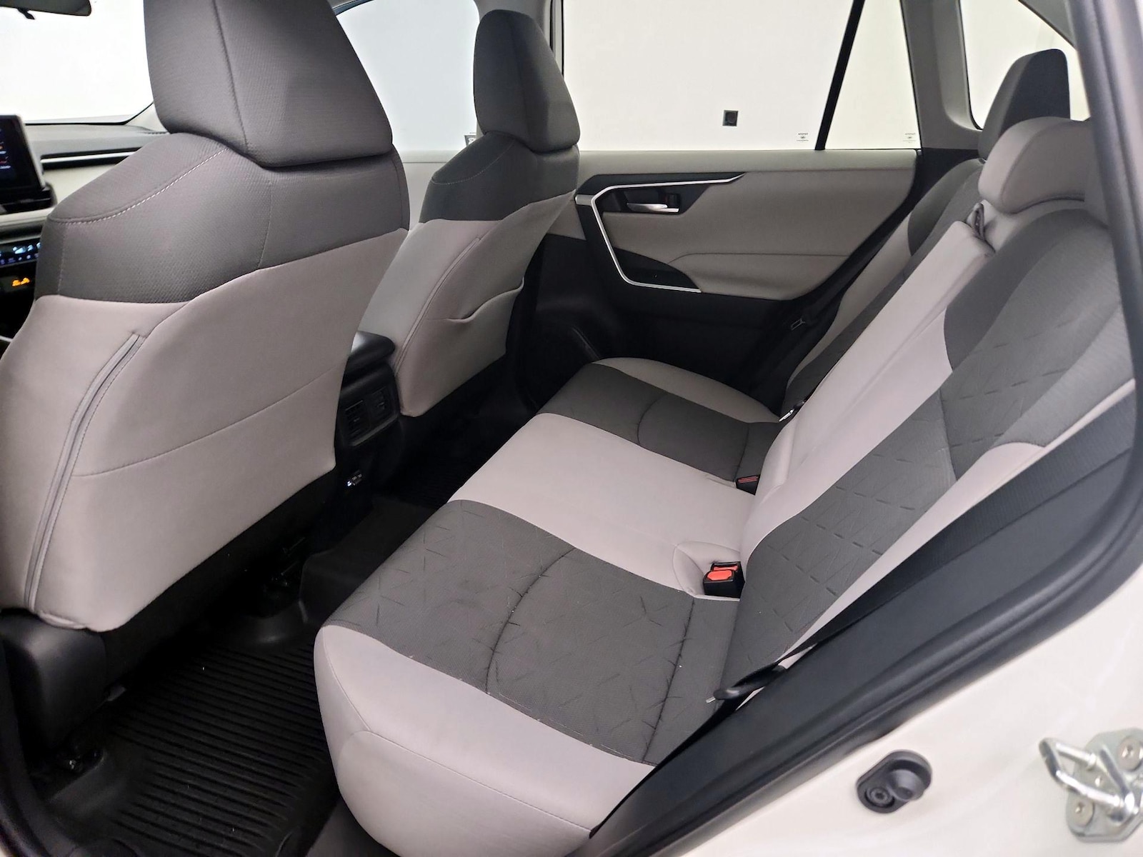 2025 Toyota RAV4 XLE - Photo 21