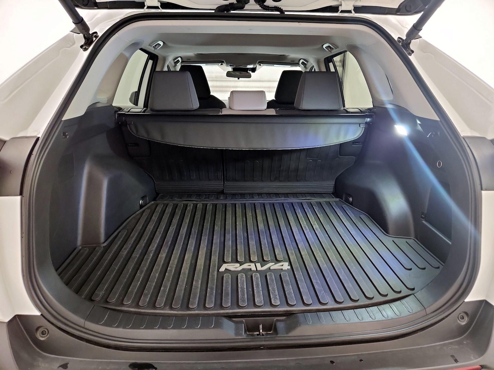 2025 Toyota RAV4 XLE - Photo 22