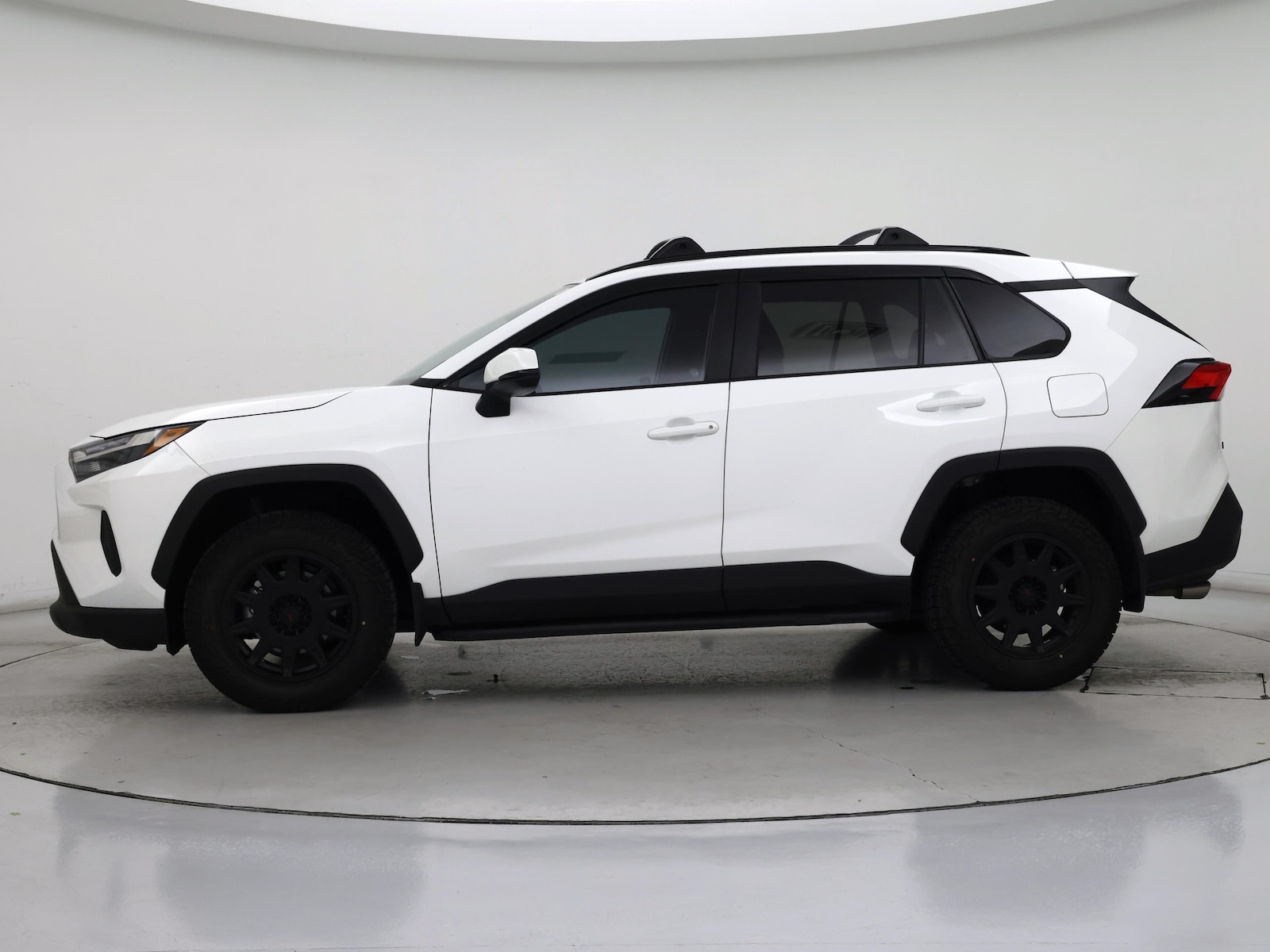 2025 Toyota RAV4 XLE - Photo 4