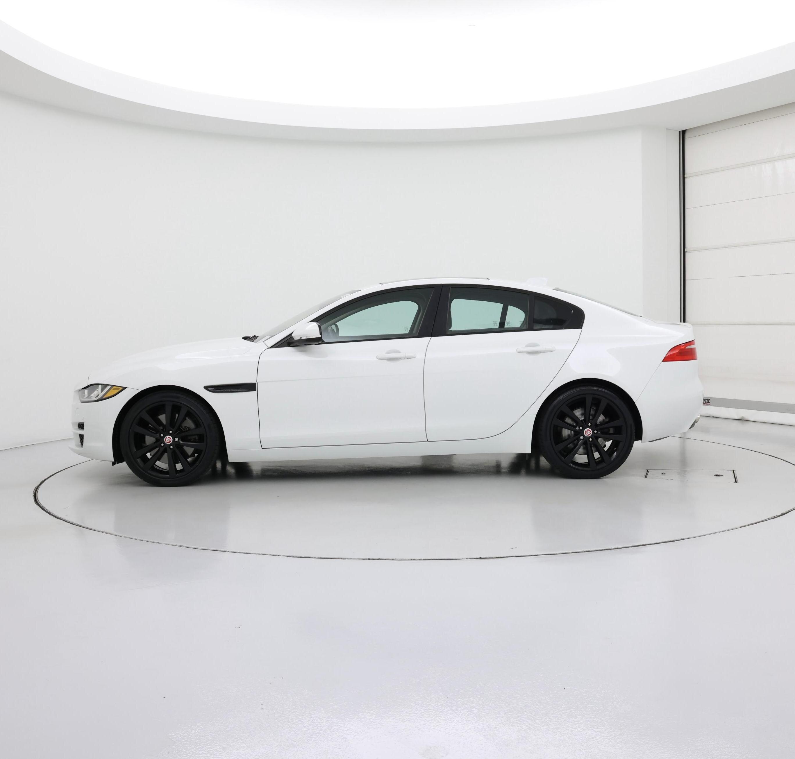Thumbnail: 2017 Jaguar XE - 3