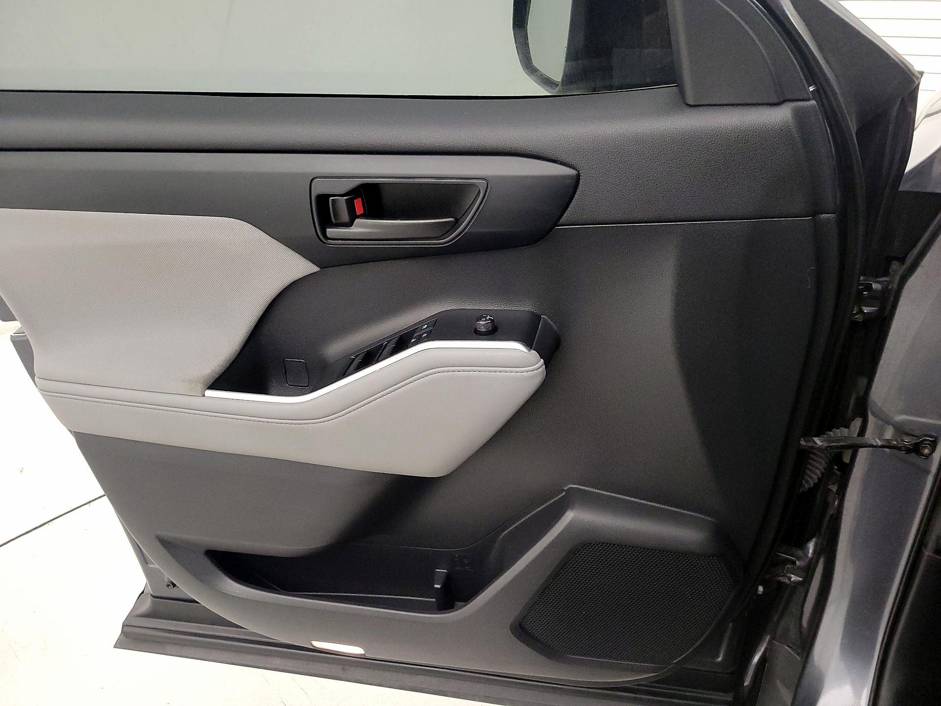 Thumbnail: 2020 Toyota Highlander - 12