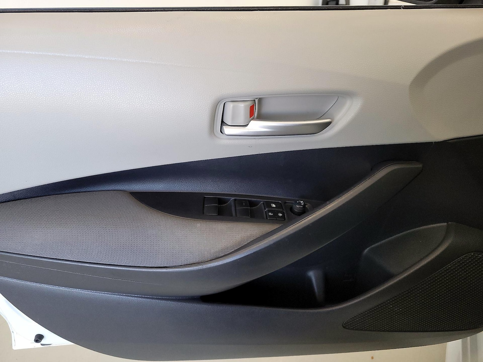 2020 Toyota Corolla LE - Photo 13