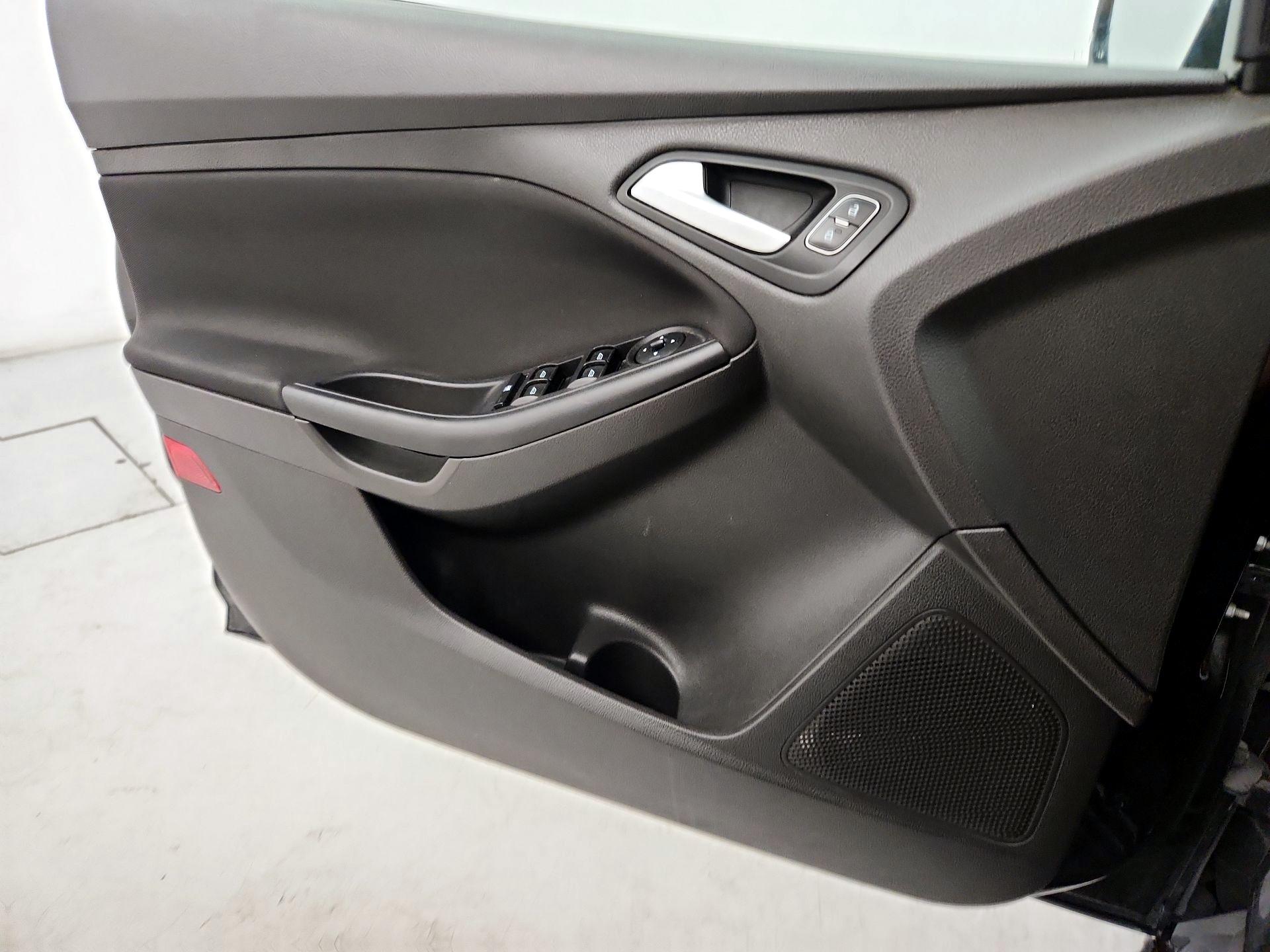 Thumbnail: 2016 Ford Focus - 12
