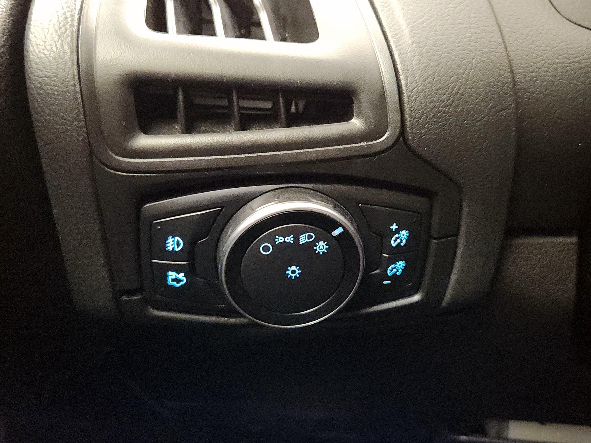 Thumbnail: 2016 Ford Focus - 13