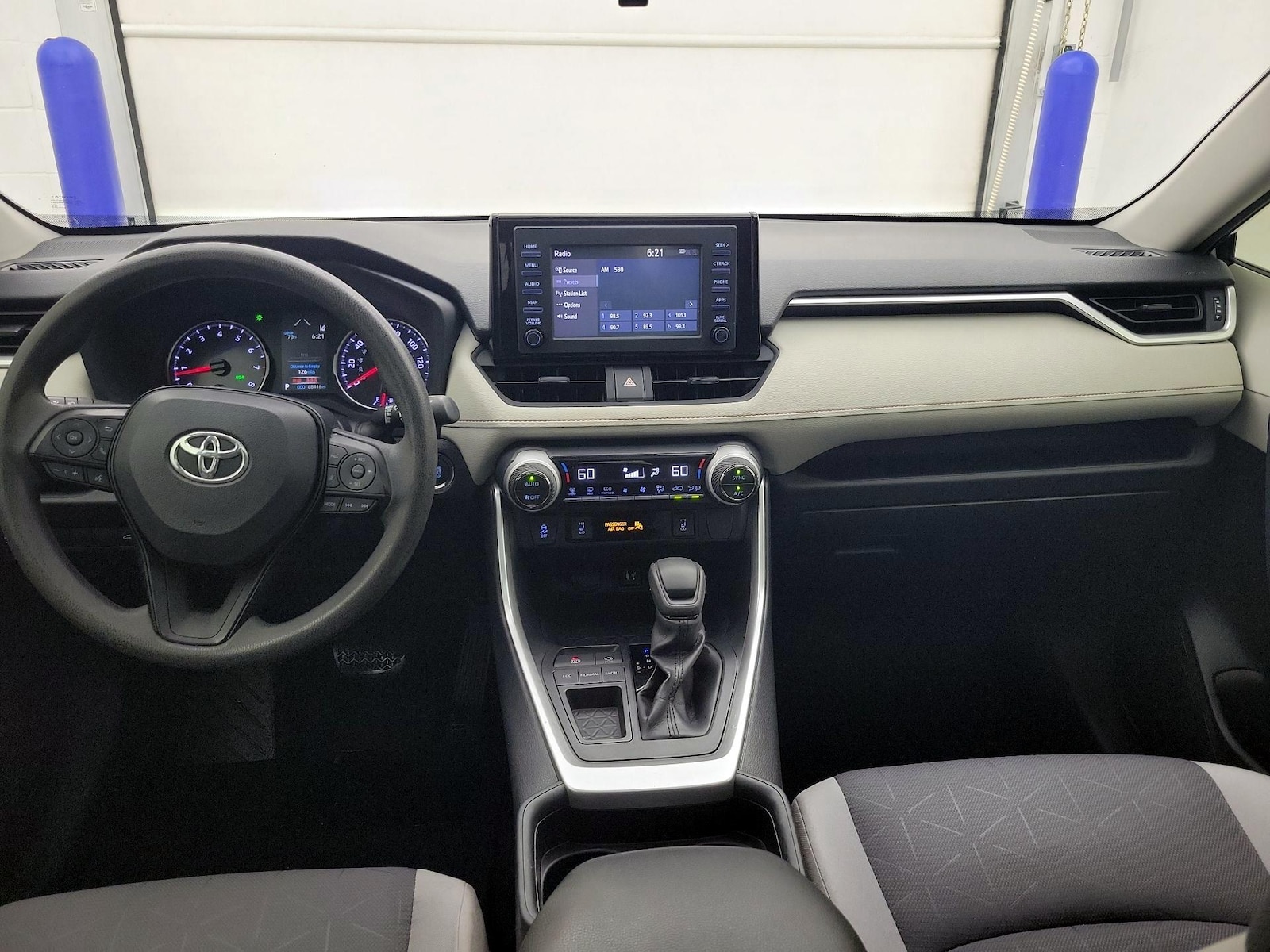 2019 Toyota RAV4 XLE - Photo 10