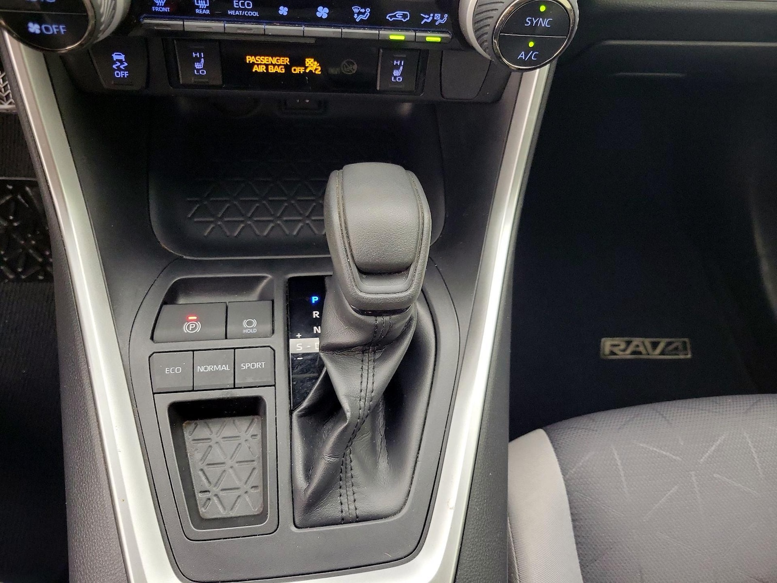 2019 Toyota RAV4 XLE - Photo 18