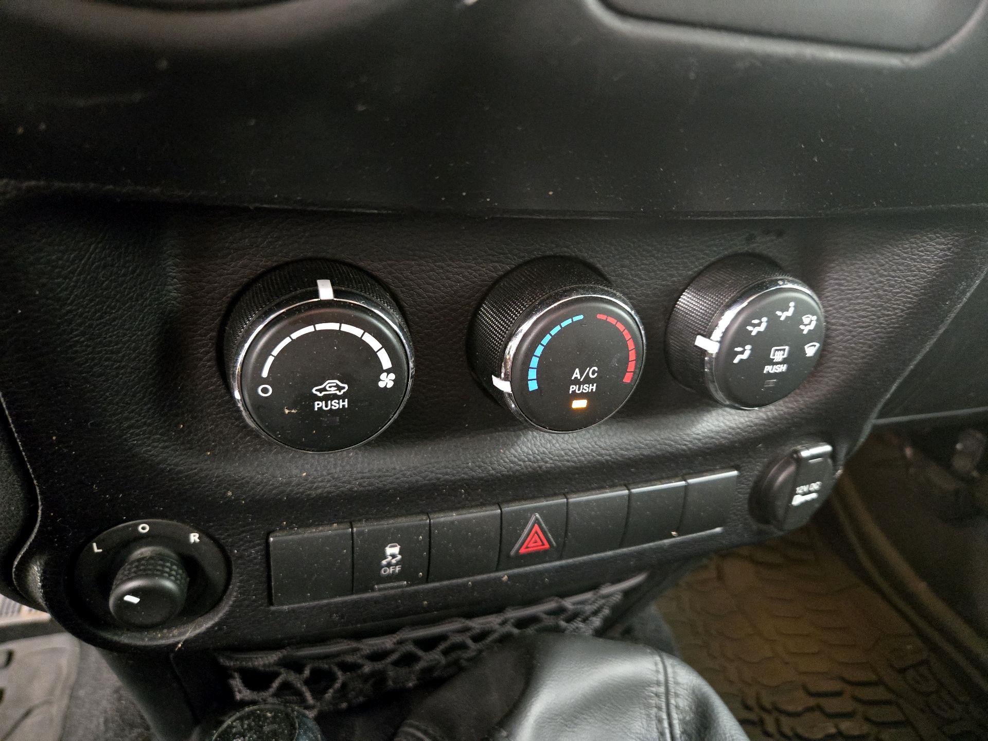 Thumbnail: 2016 Jeep Wrangler - 14