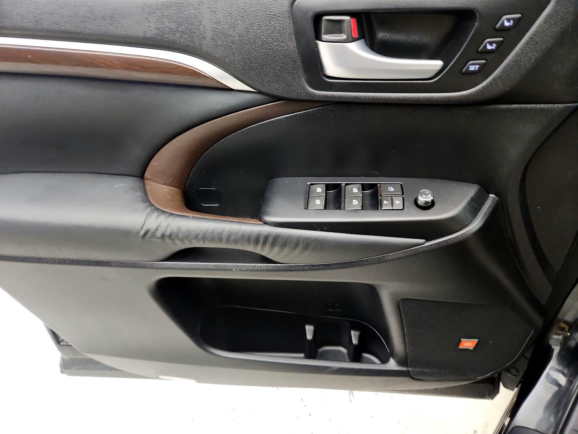 Thumbnail: 2015 Toyota Highlander - 12