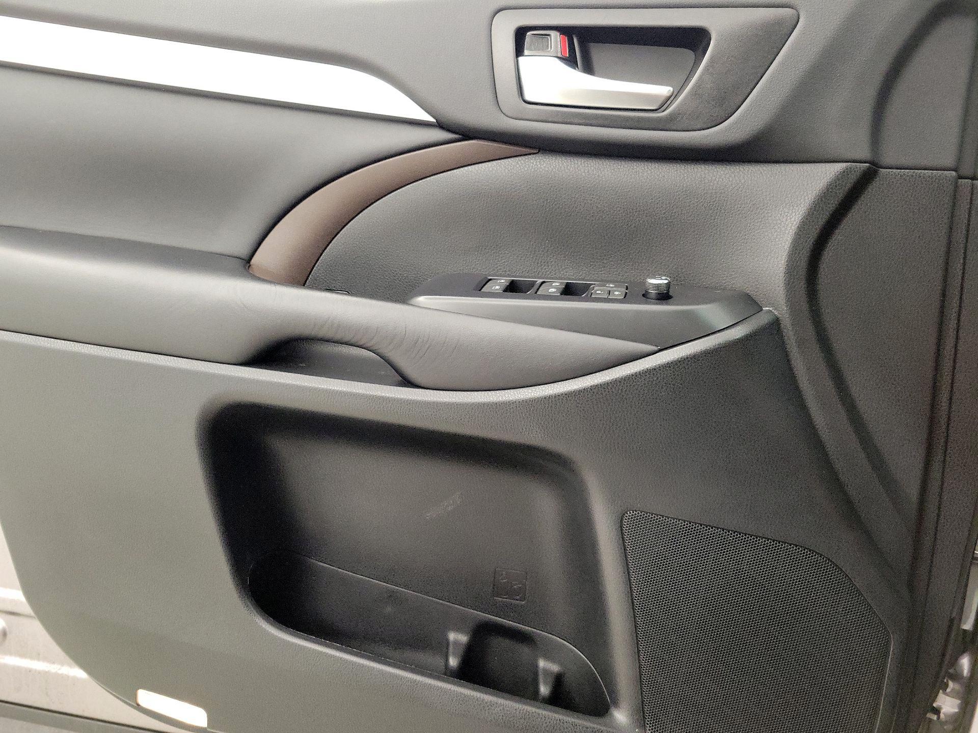 Thumbnail: 2019 Toyota Highlander - 12