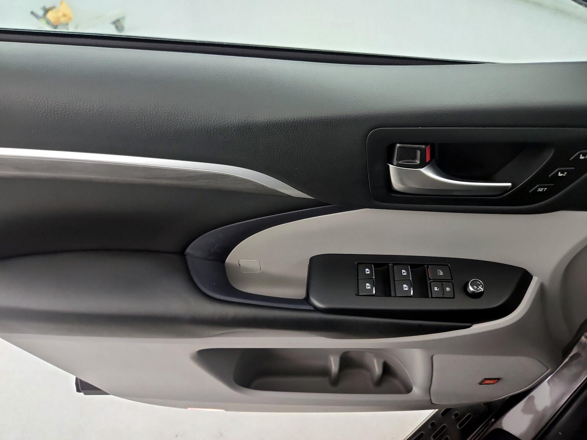 Thumbnail: 2019 Toyota Highlander - 12