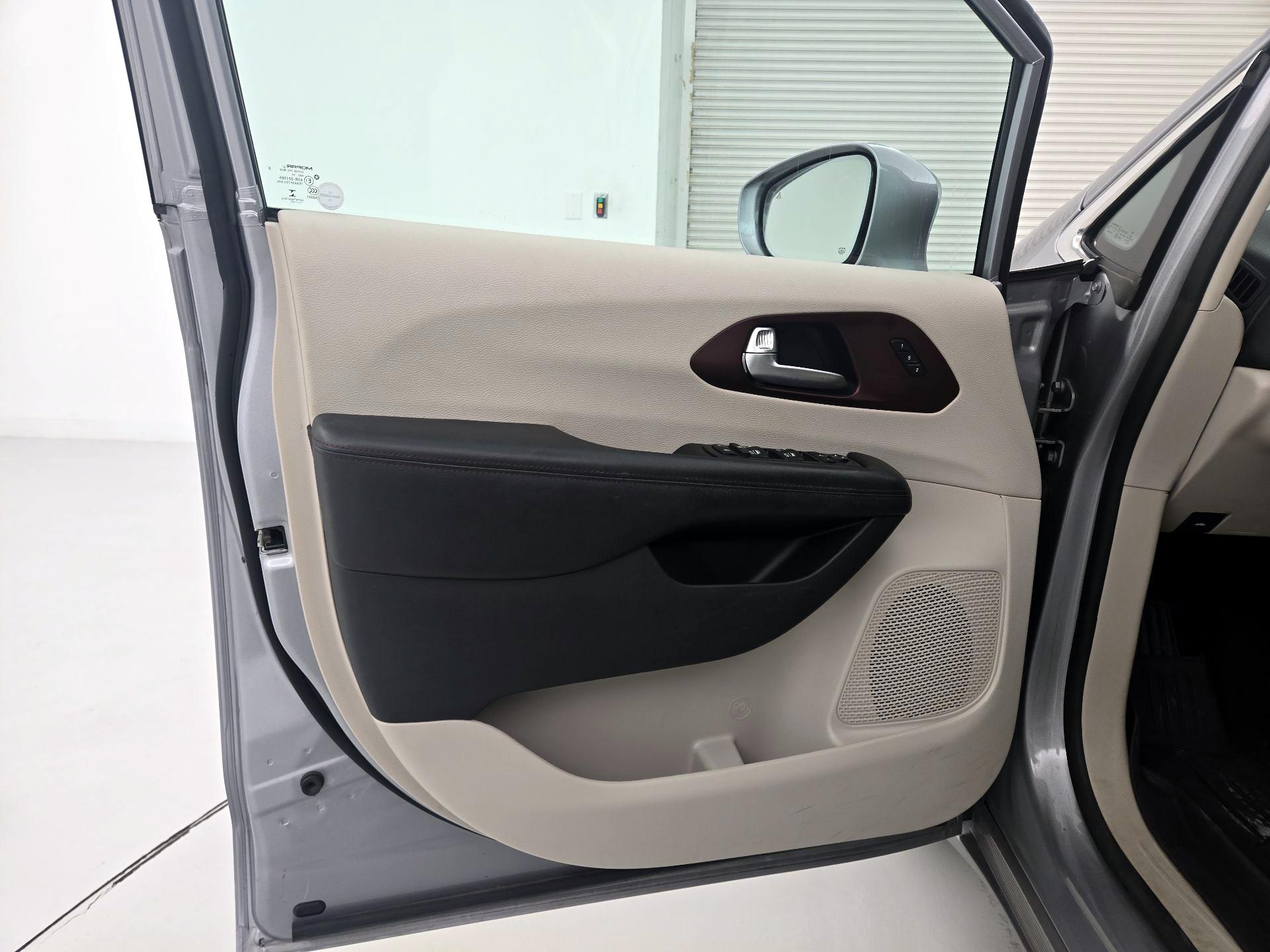 Thumbnail: 2020 Chrysler Pacifica - 12