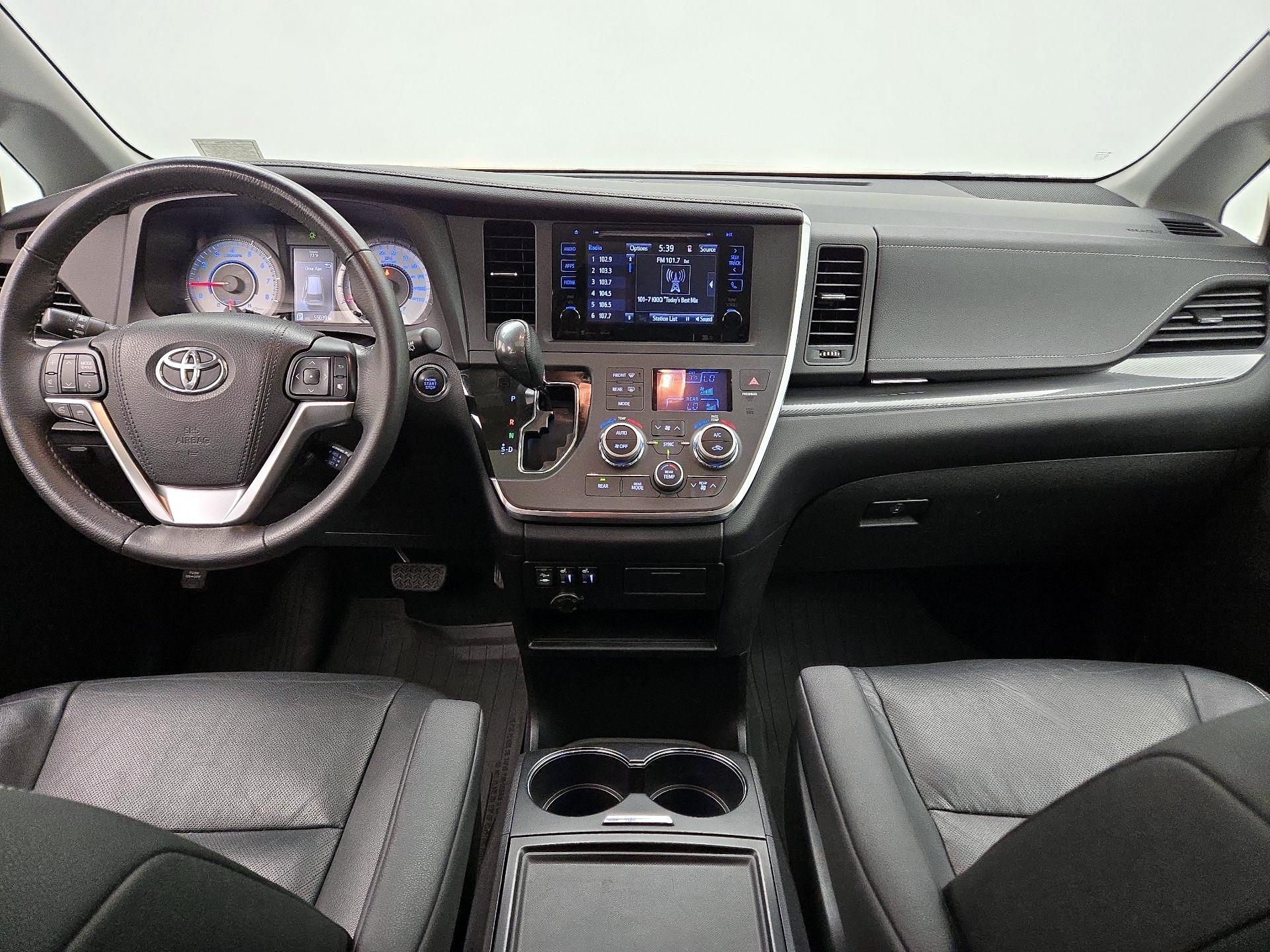 Thumbnail: 2017 Toyota Sienna - 9