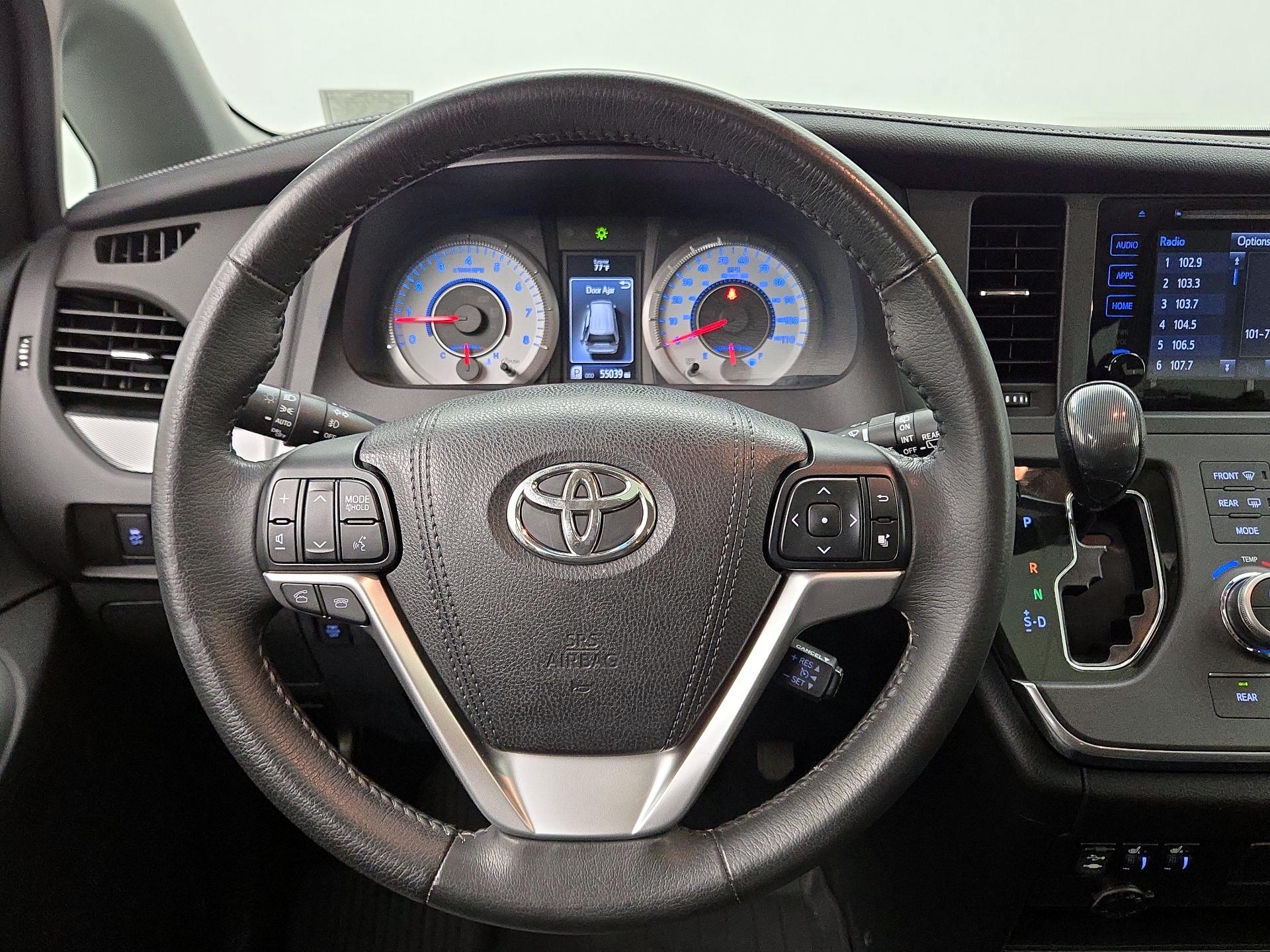Thumbnail: 2017 Toyota Sienna - 10
