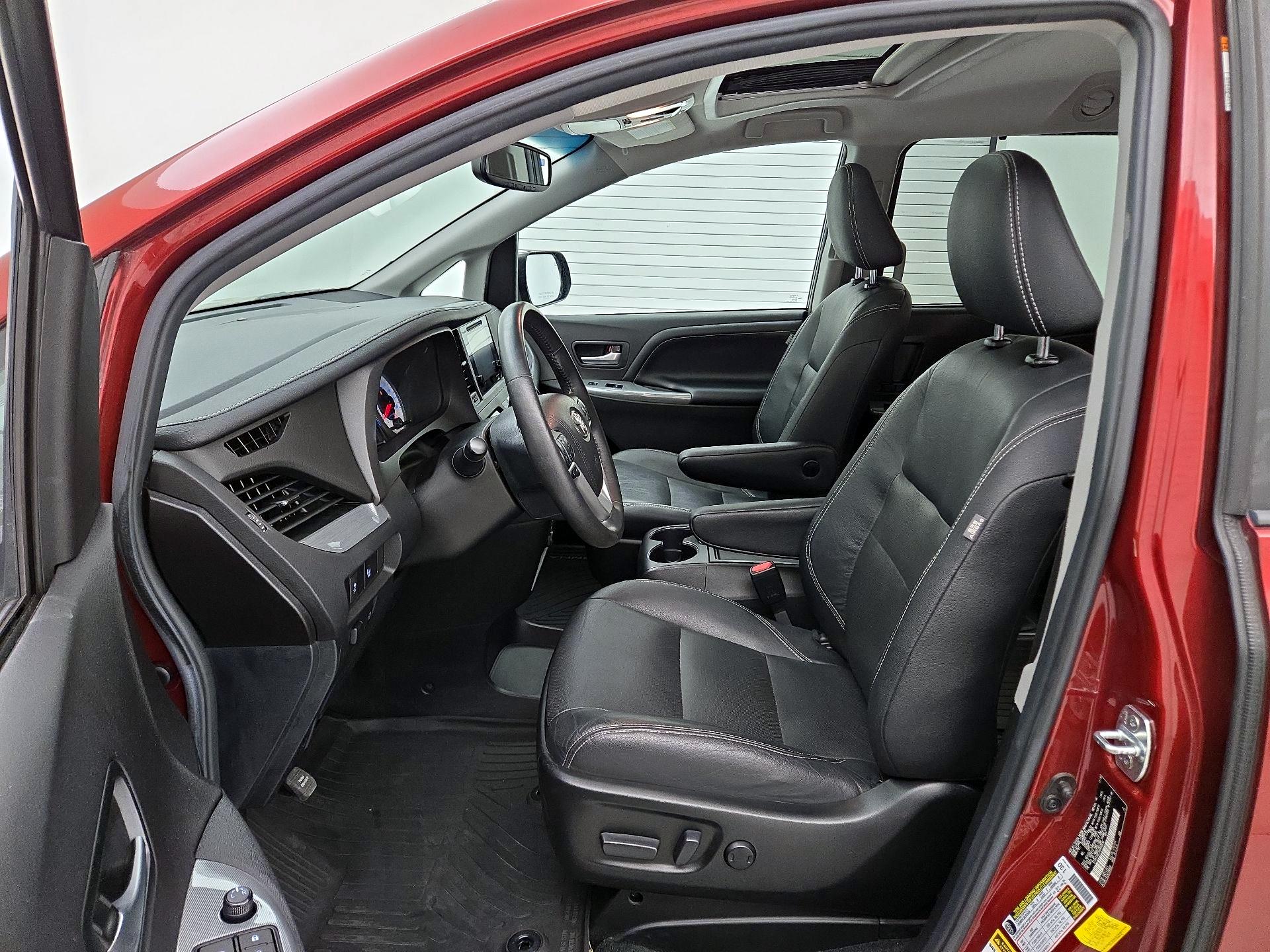 Thumbnail: 2017 Toyota Sienna - 11