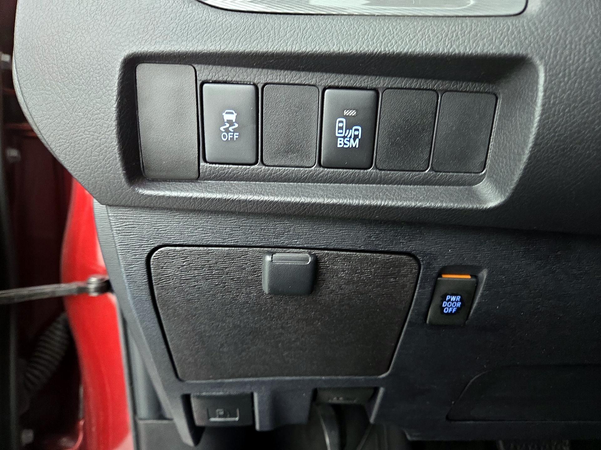 Thumbnail: 2017 Toyota Sienna - 13