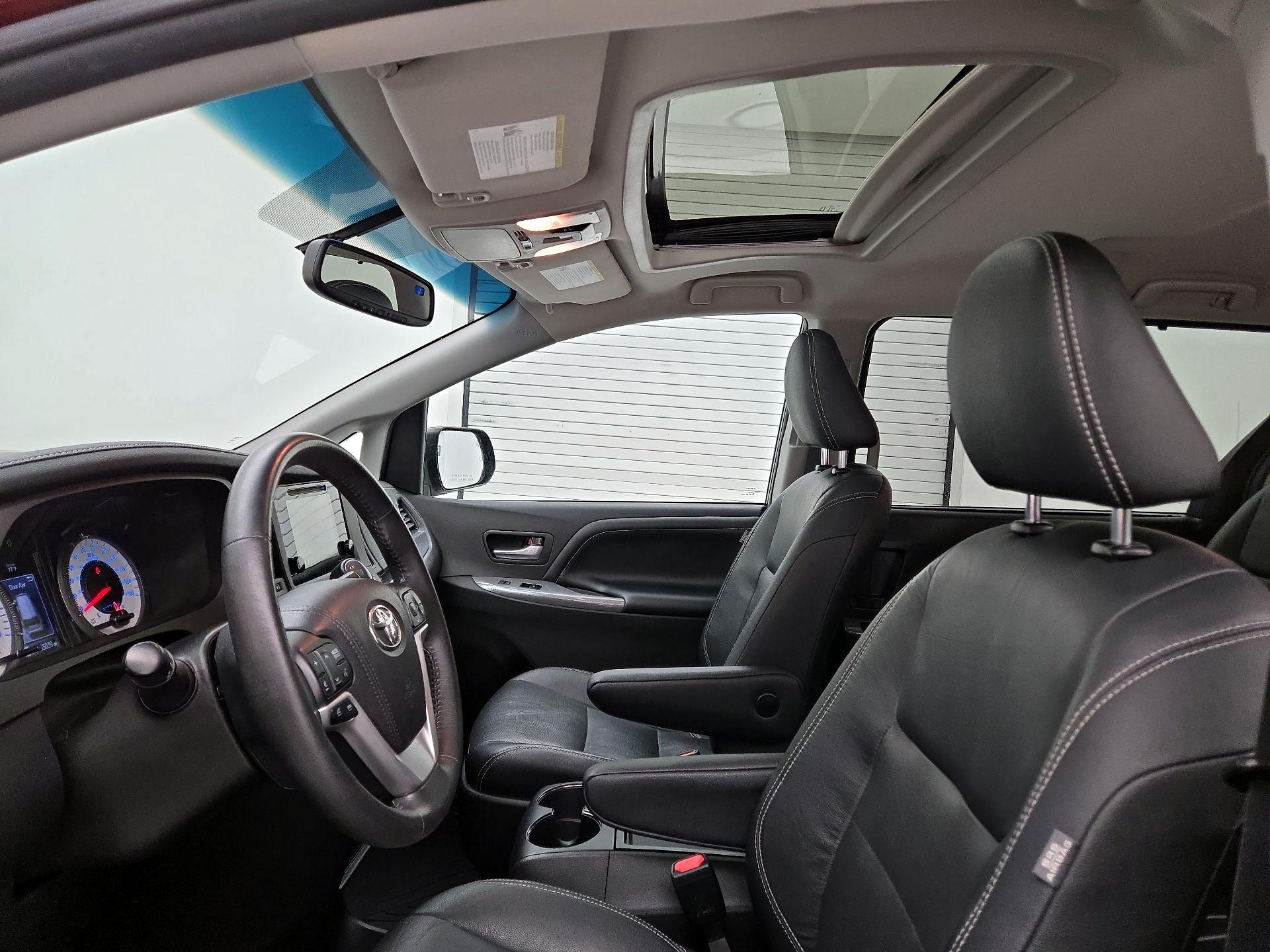 Thumbnail: 2017 Toyota Sienna - 19