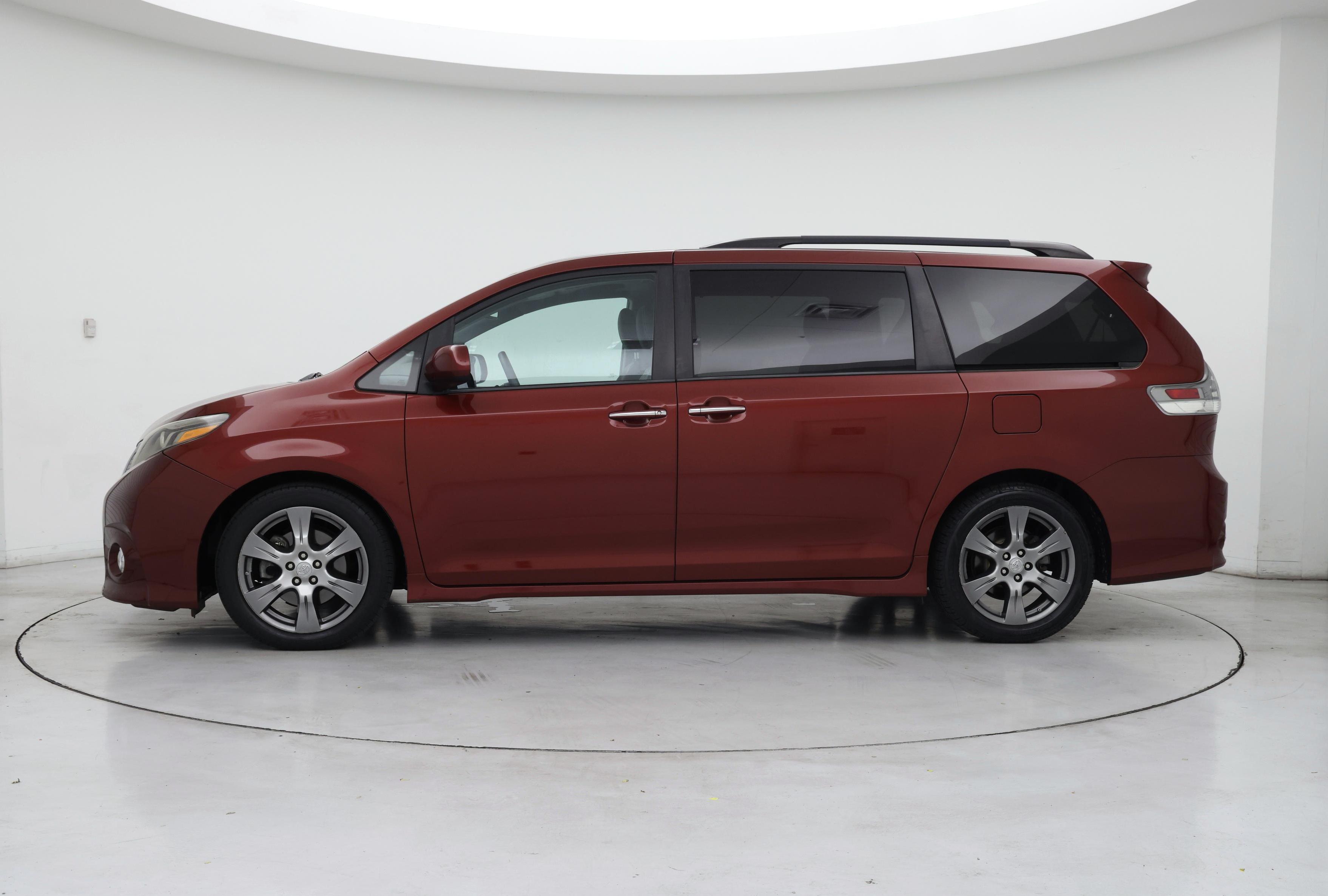 Thumbnail: 2017 Toyota Sienna - 3
