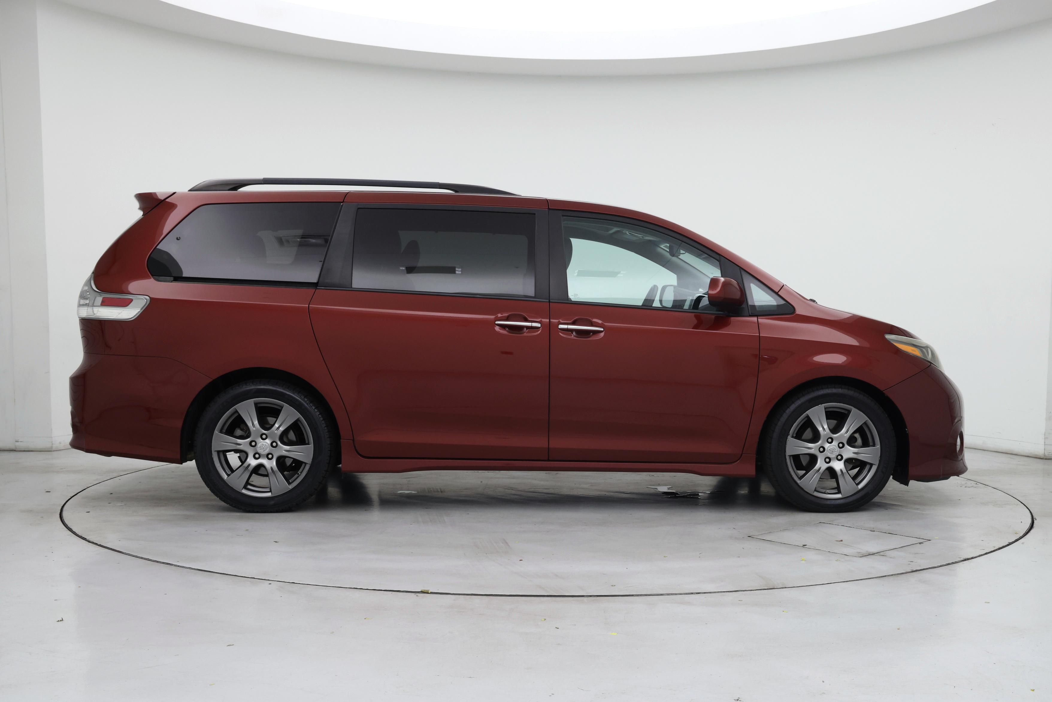 Thumbnail: 2017 Toyota Sienna - 7
