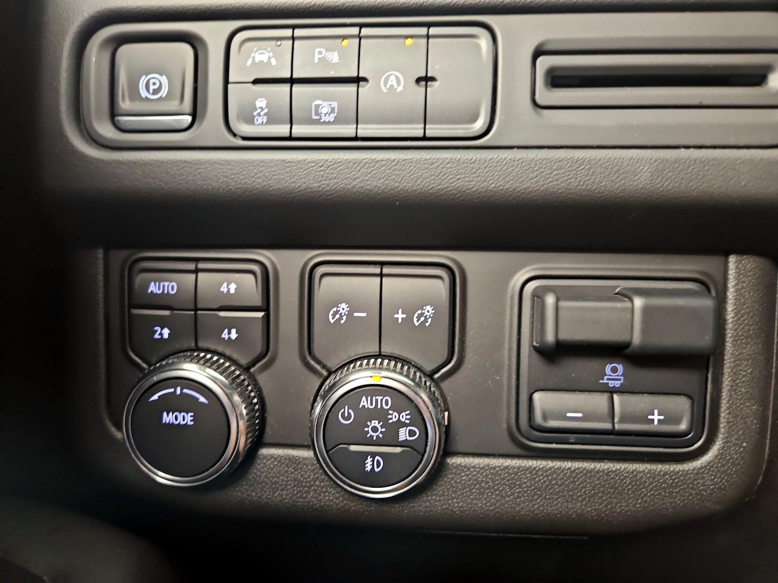2024 GMC Yukon SLT - Photo 14