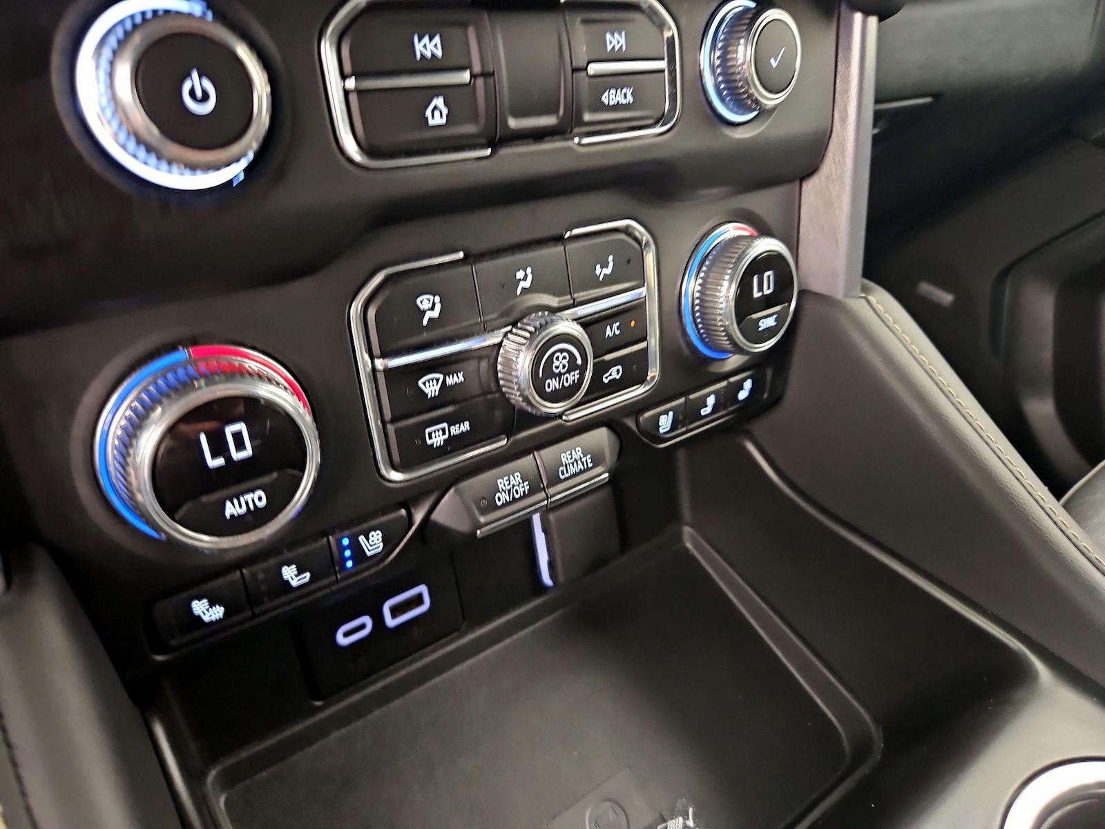 2024 GMC Yukon SLT - Photo 17