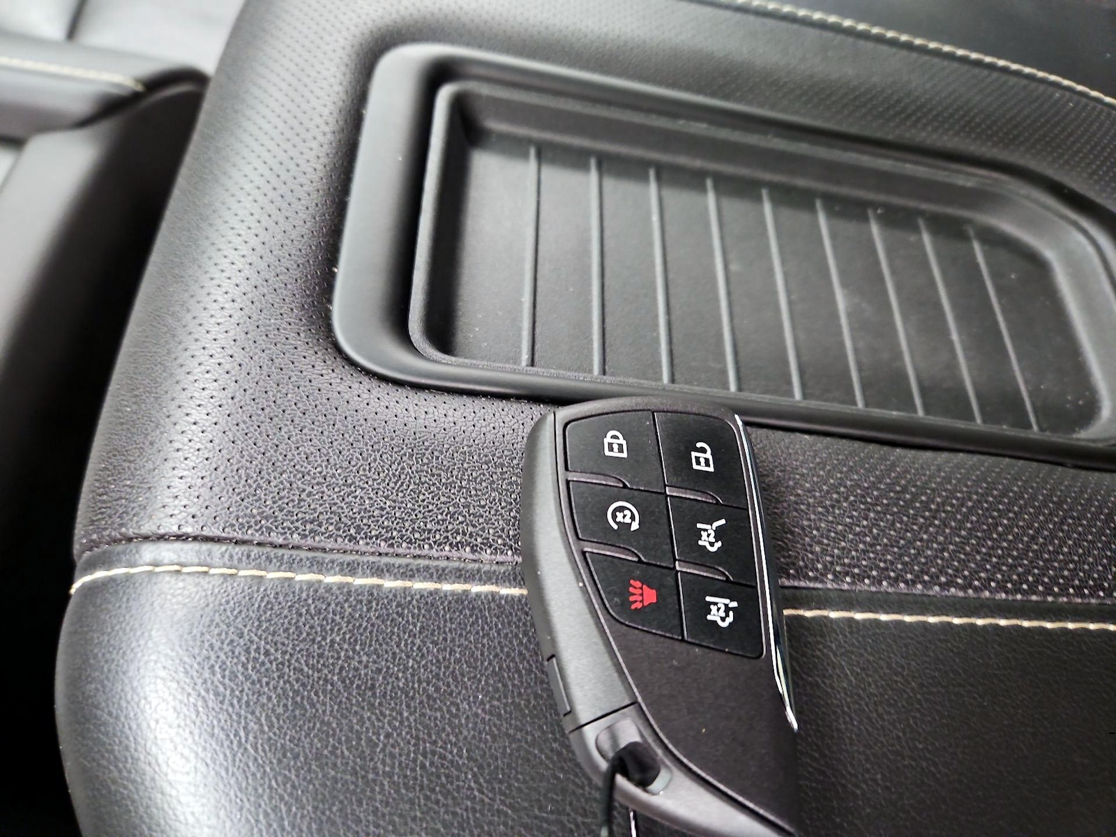 2024 GMC Yukon SLT - Photo 26