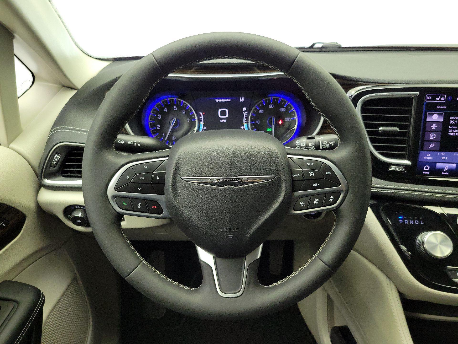 Thumbnail: 2023 Chrysler Pacifica - 10