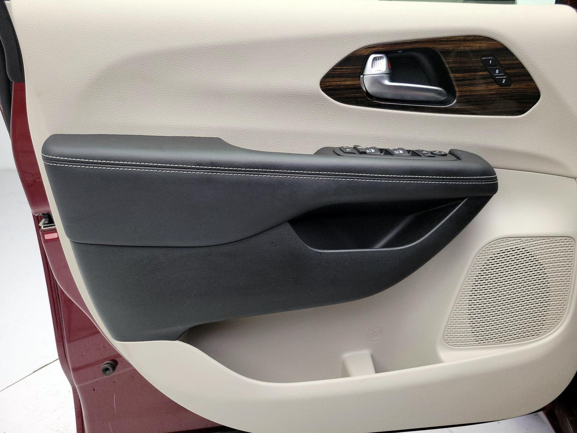 Thumbnail: 2023 Chrysler Pacifica - 12