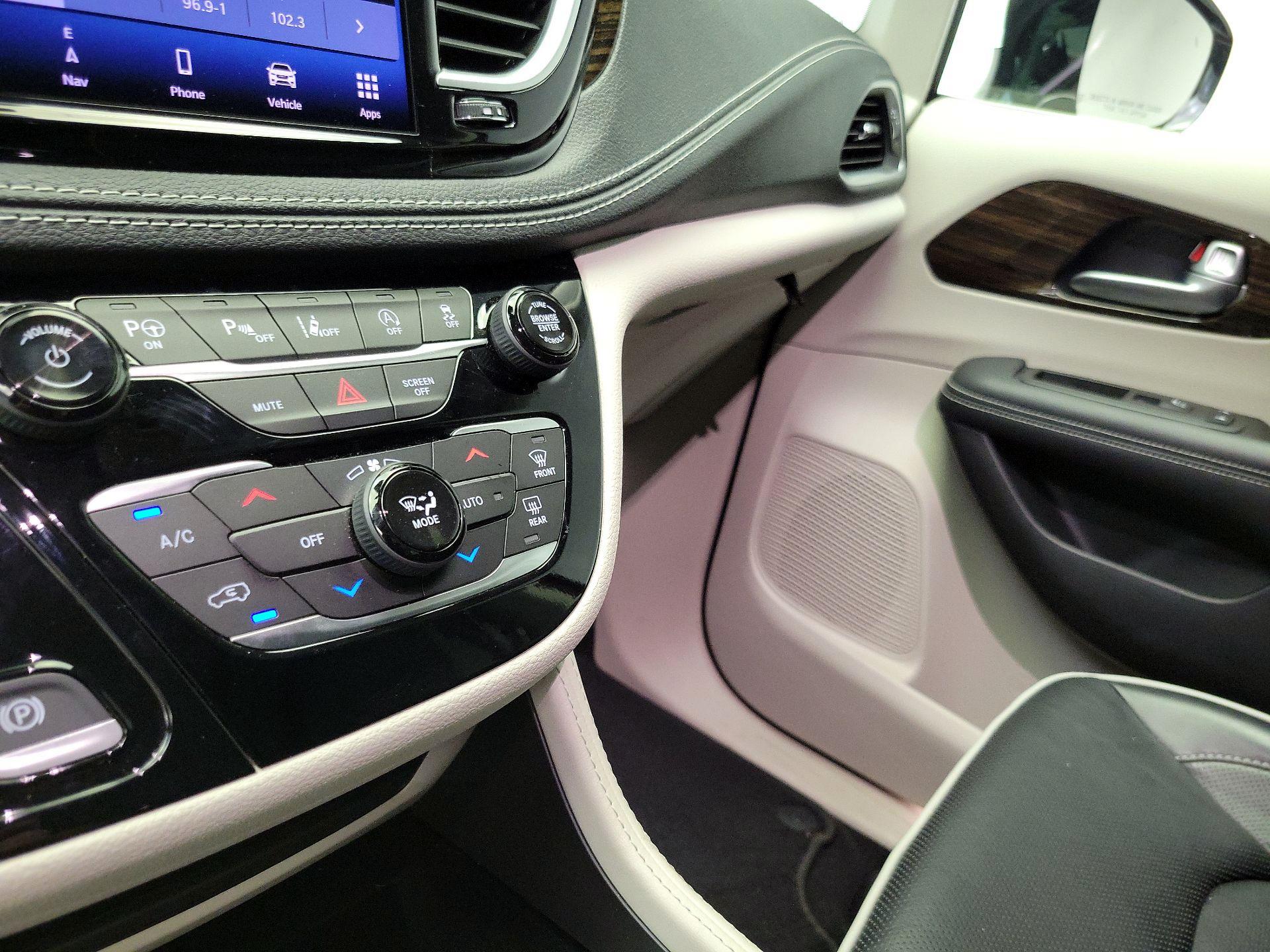 Thumbnail: 2023 Chrysler Pacifica - 17