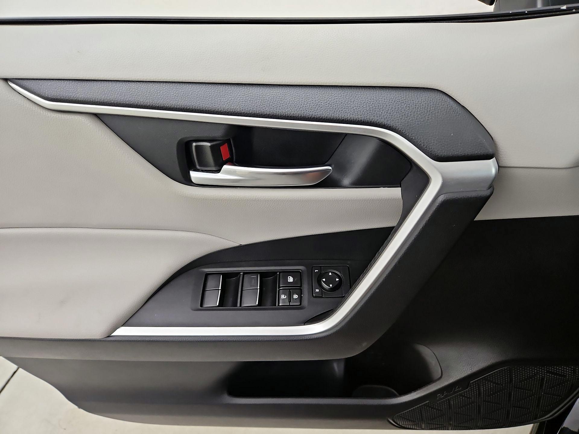 Thumbnail: 2021 Toyota RAV4 - 10