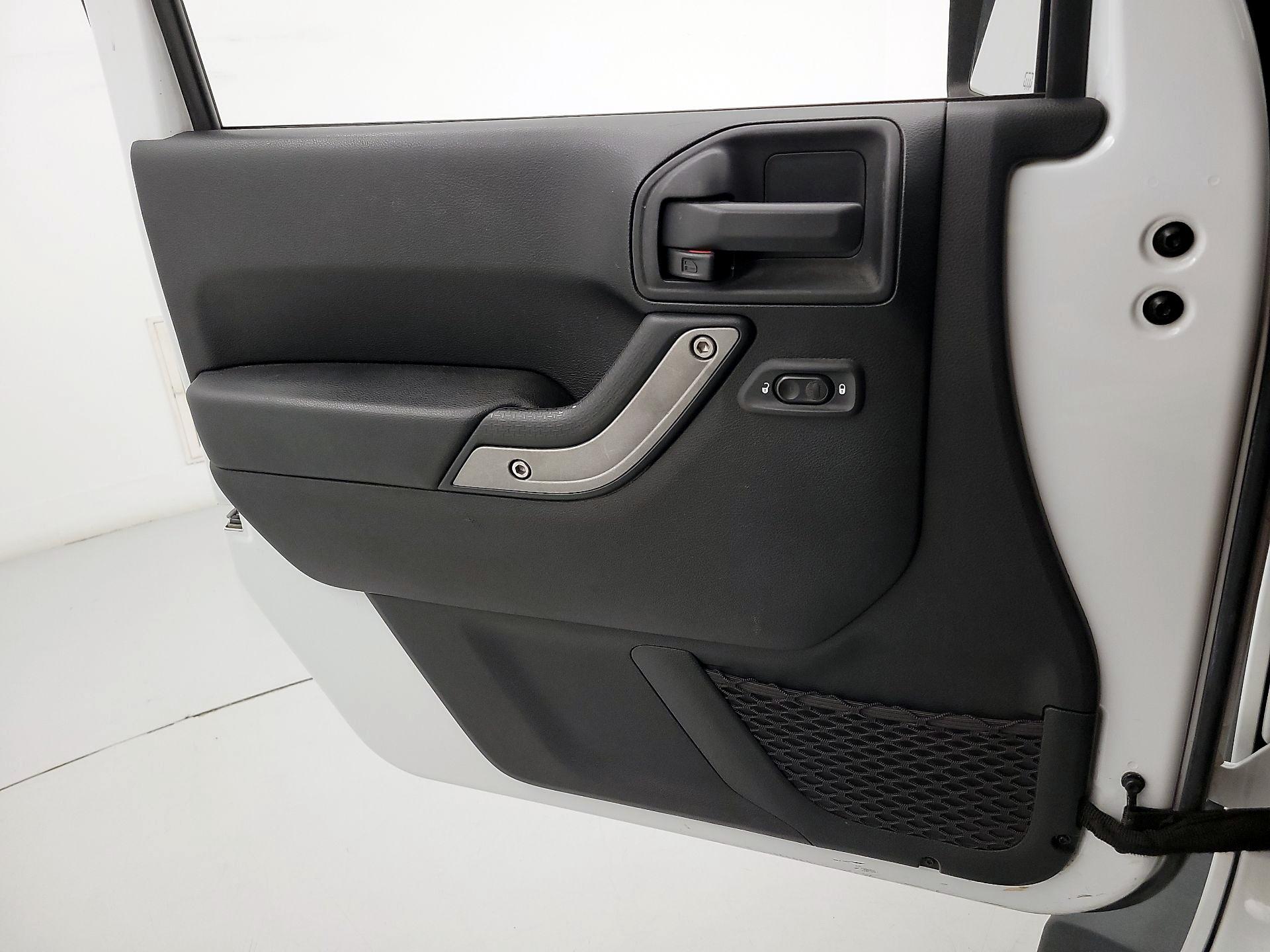 Thumbnail: 2016 Jeep Wrangler - 12