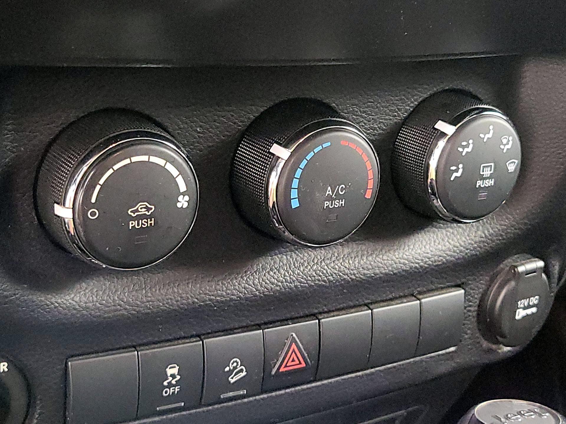 Thumbnail: 2016 Jeep Wrangler - 14