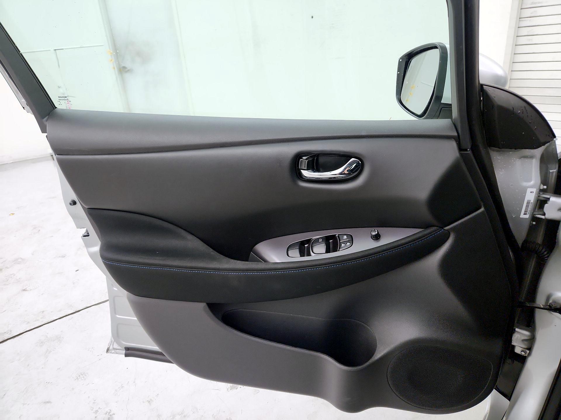 Thumbnail: 2025 Nissan Leaf - 12