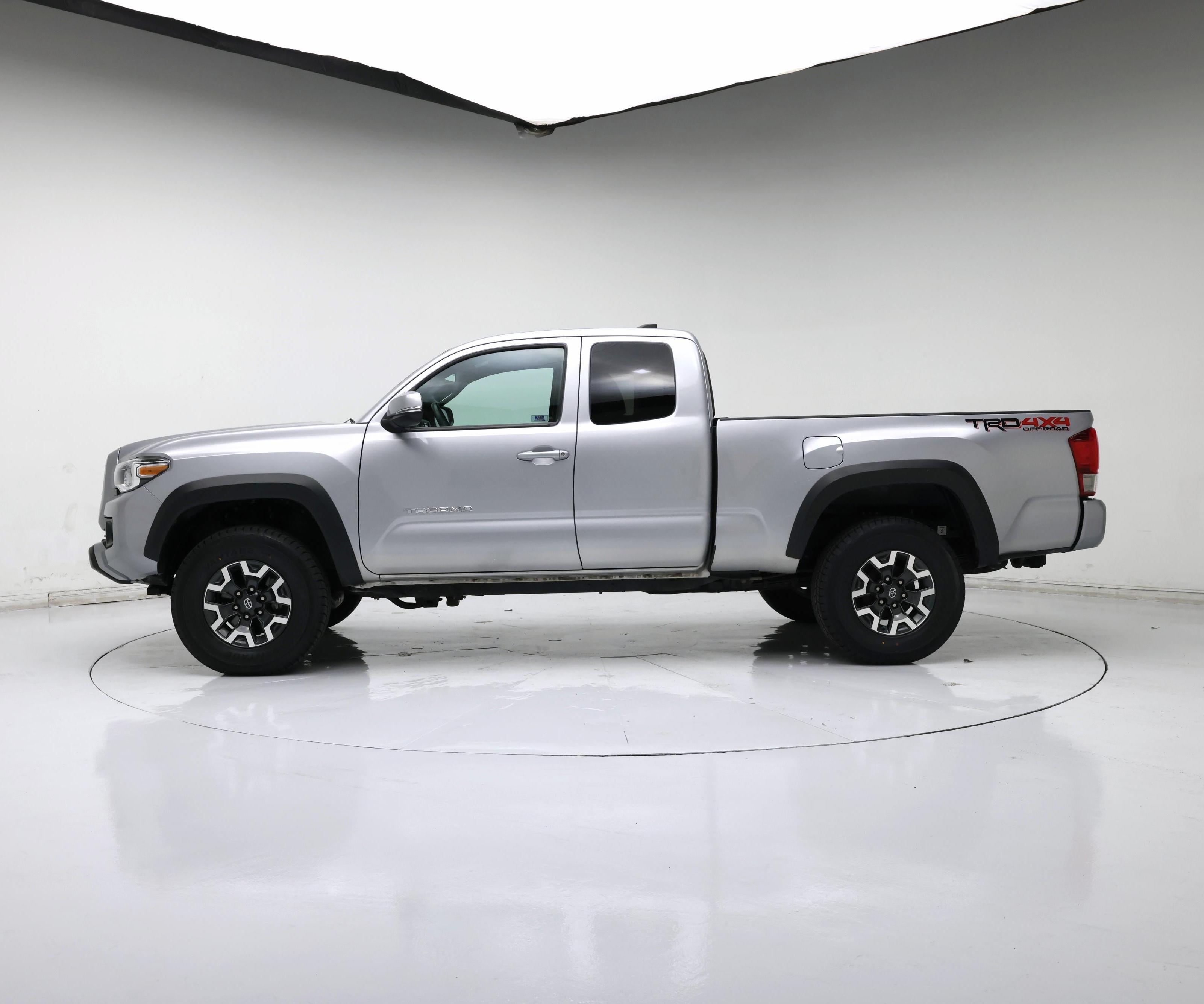 Thumbnail: 2017 Toyota Tacoma - 3