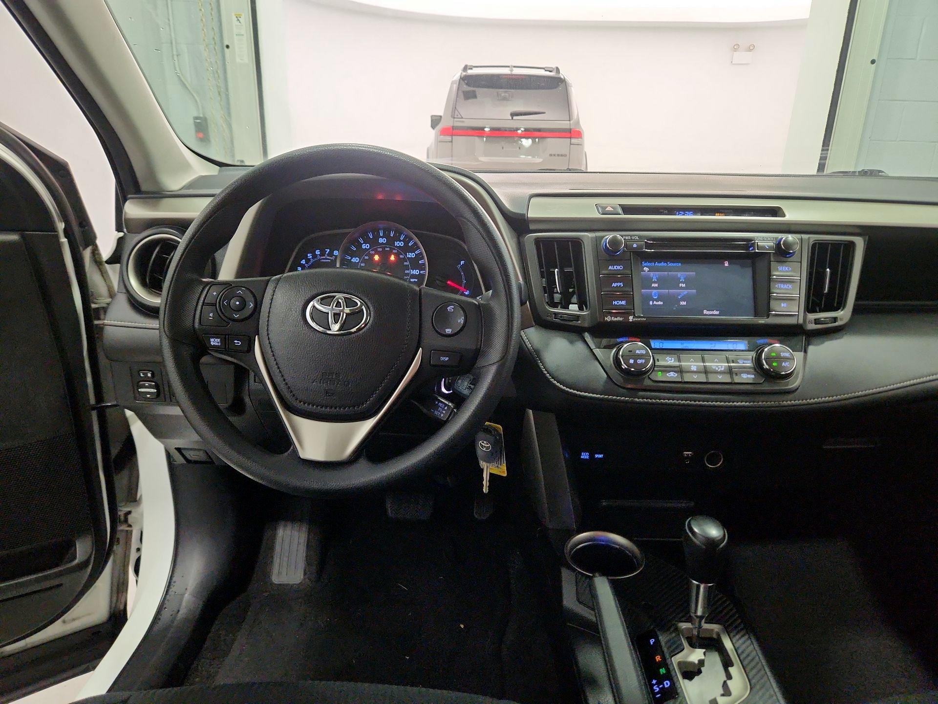 Thumbnail: 2015 Toyota RAV4 - 9