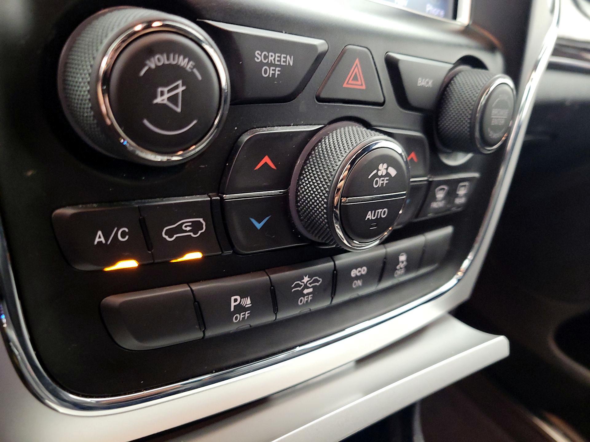 Thumbnail: 2015 Jeep Grand Cherokee - 17