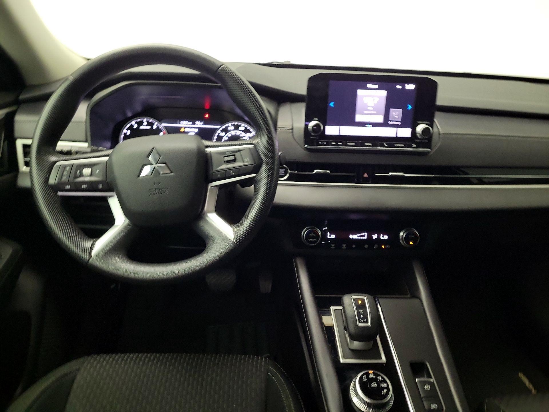 Thumbnail: 2024 Mitsubishi Outlander - 10